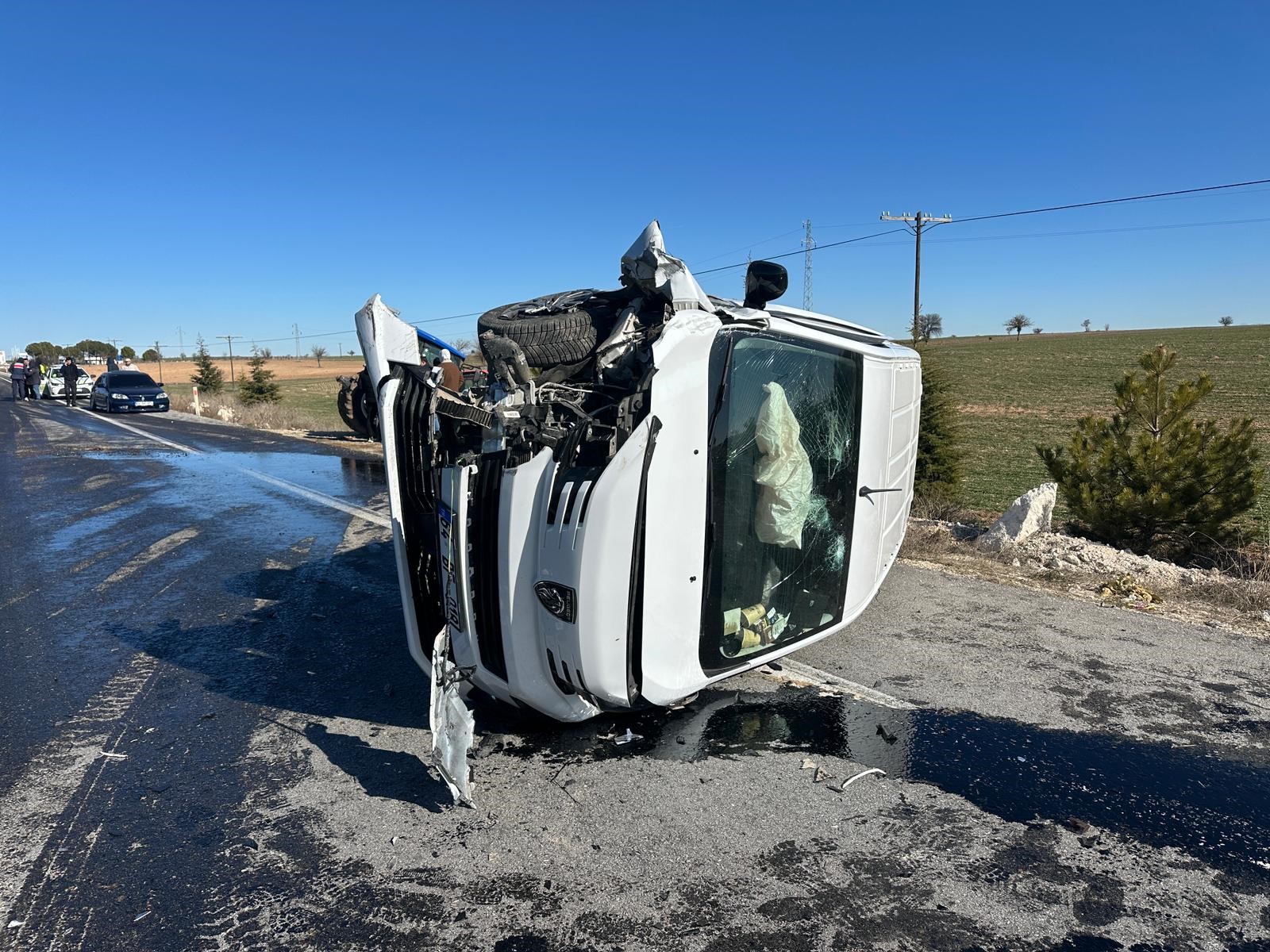 Uşak'ta Akıl Almaz Kaza! Kamyonetle Çarpışan Traktör Ikiye Bölündü... (1)