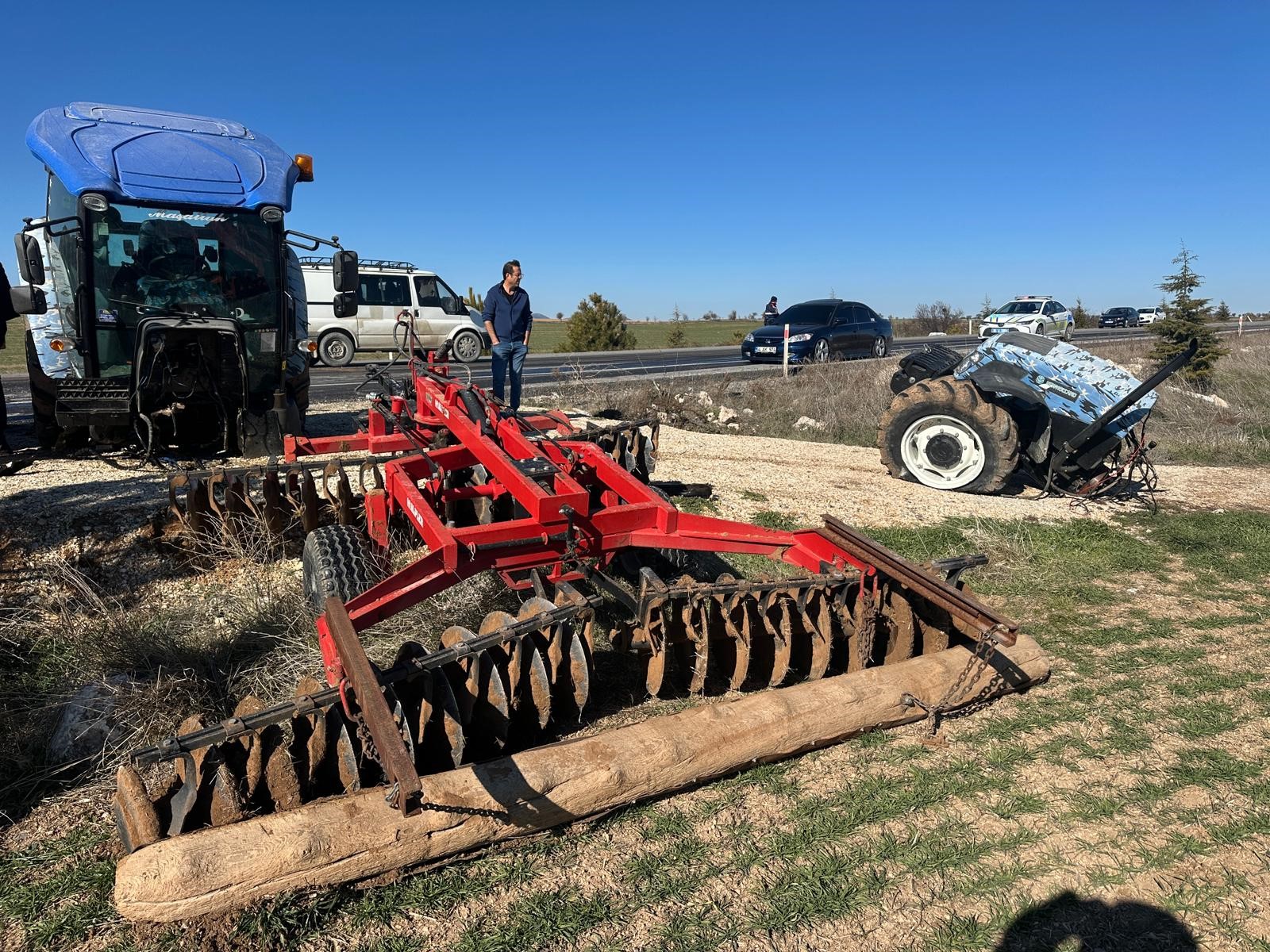 Uşak'ta Akıl Almaz Kaza! Kamyonetle Çarpışan Traktör Ikiye Bölündü... (3)