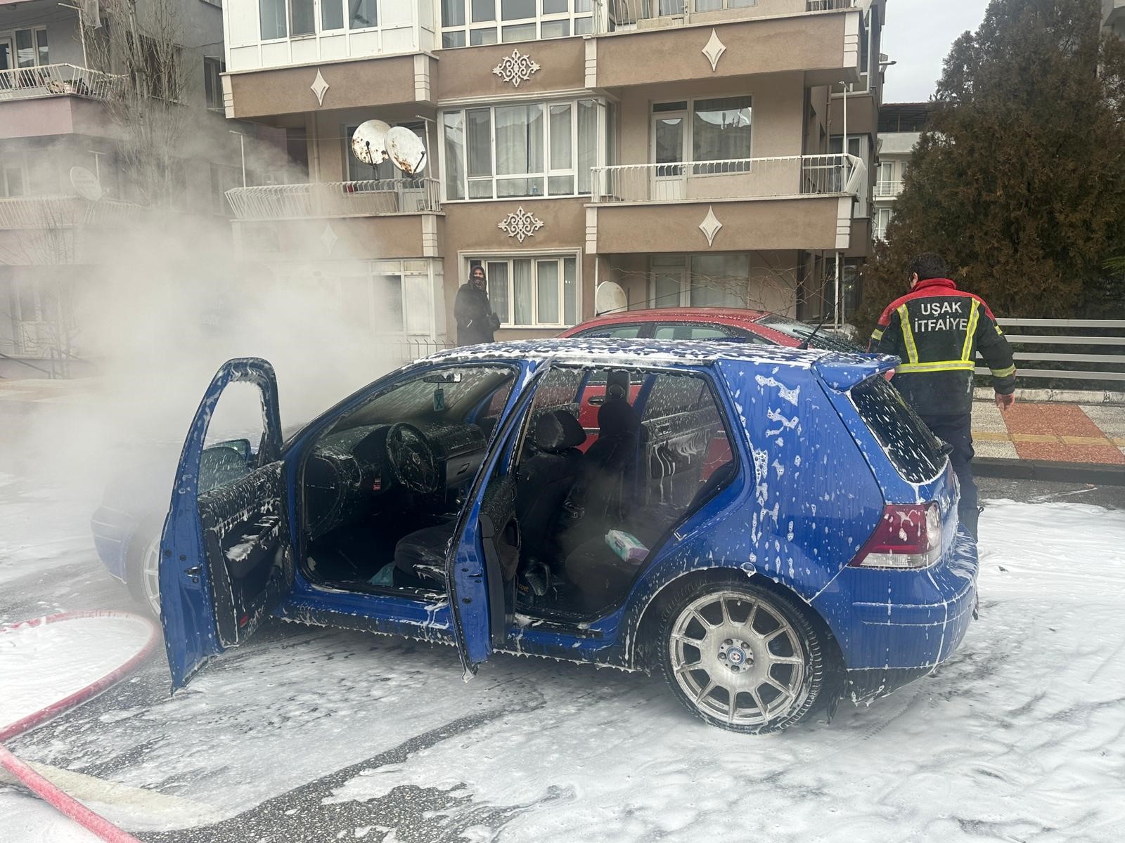 Uşak'ta Seyir Halindeki Otomobil Alev Aldı... (2)
