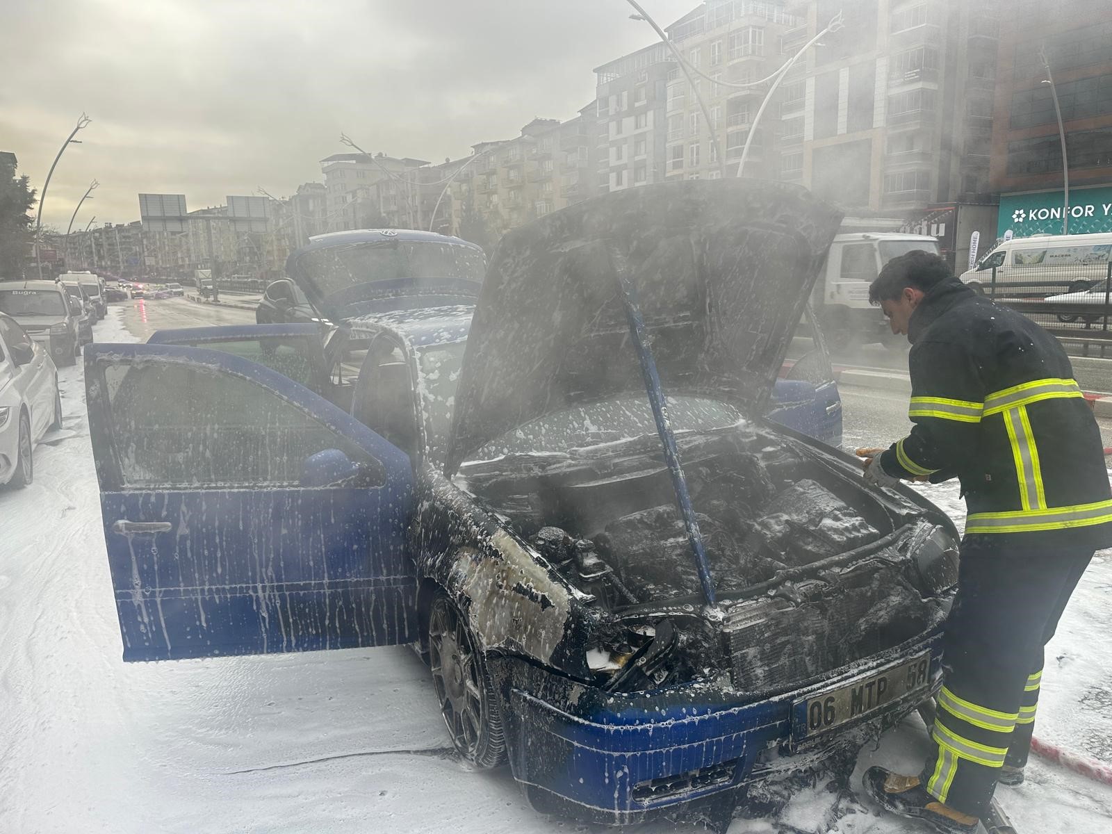 Uşak'ta Seyir Halindeki Otomobil Alev Aldı... (3)