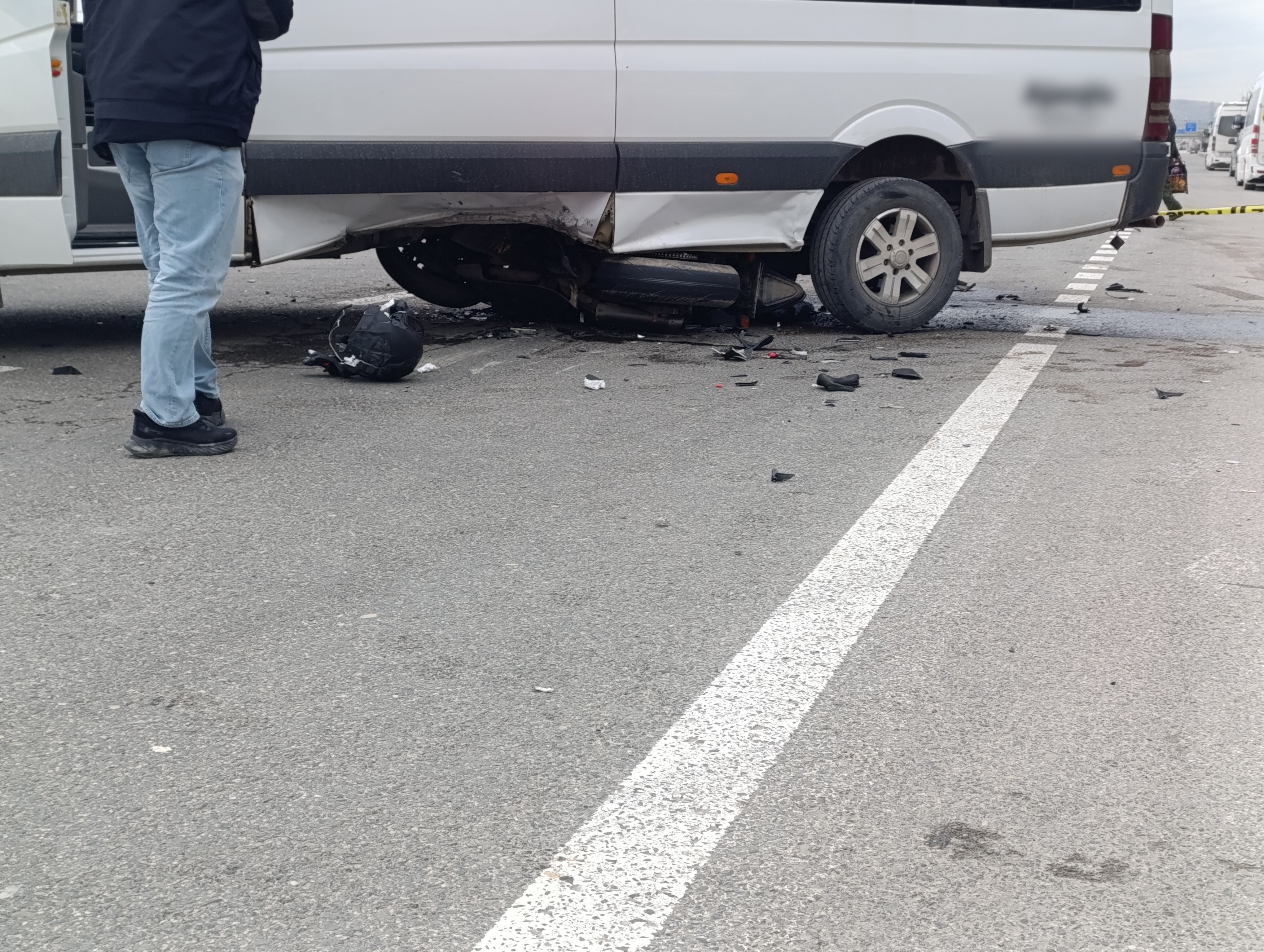 Afyonkarahisar'da Kaza! Minibüsün Altına Giren Motosikletin Sürücüsü Ağır Yaralandı (2)