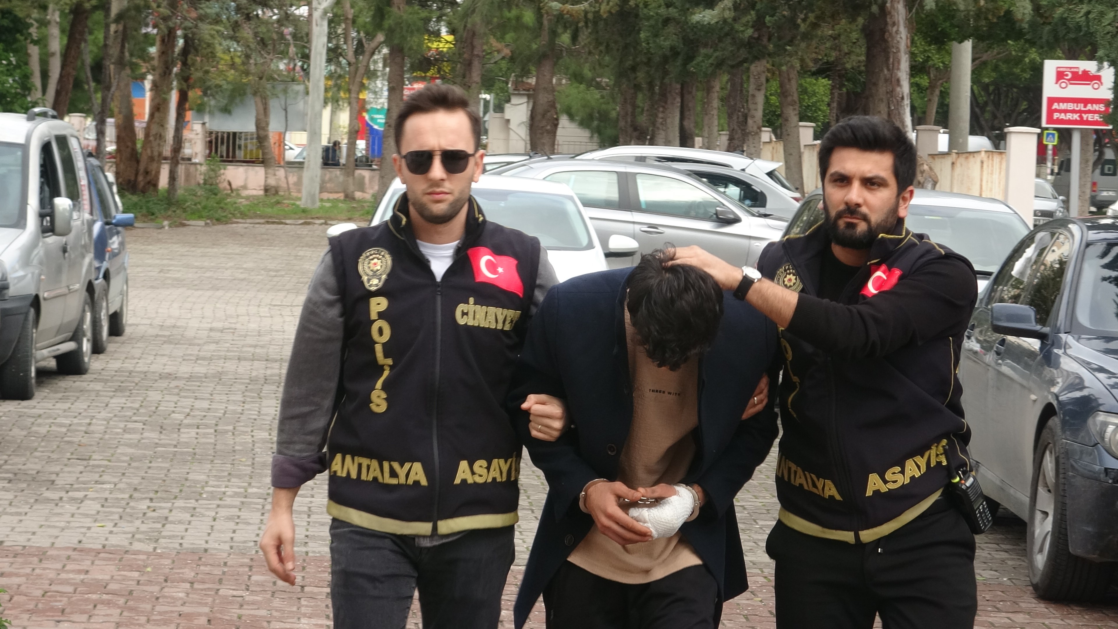 Antalya'da Korkunç Cinayet! İnternetten Tanıştığı Genci 20 Bıçak Darbesiyle... (2)