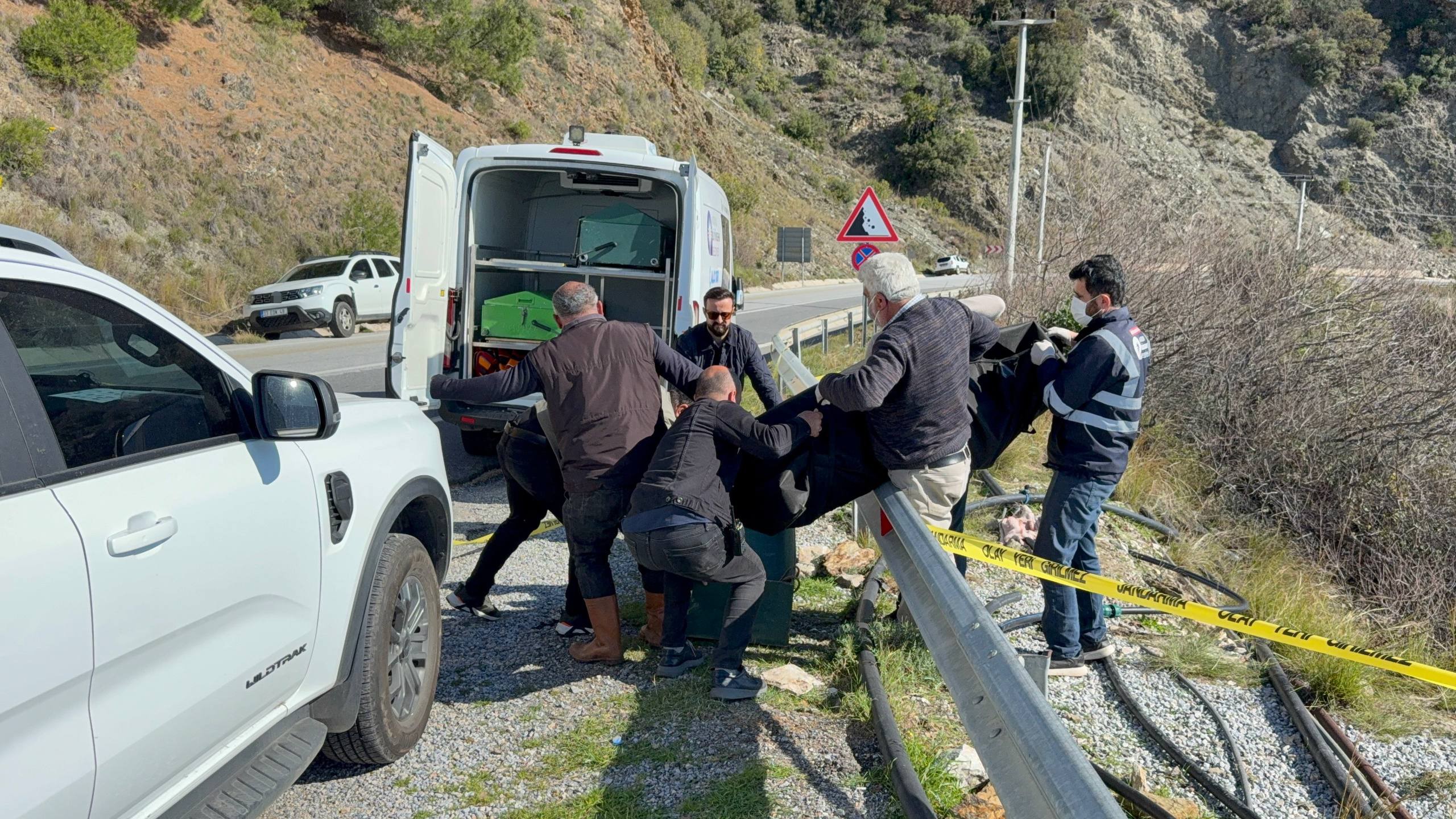 Antalya'da Yol Kenarında Kadın Cesedi Bulundu! (1)