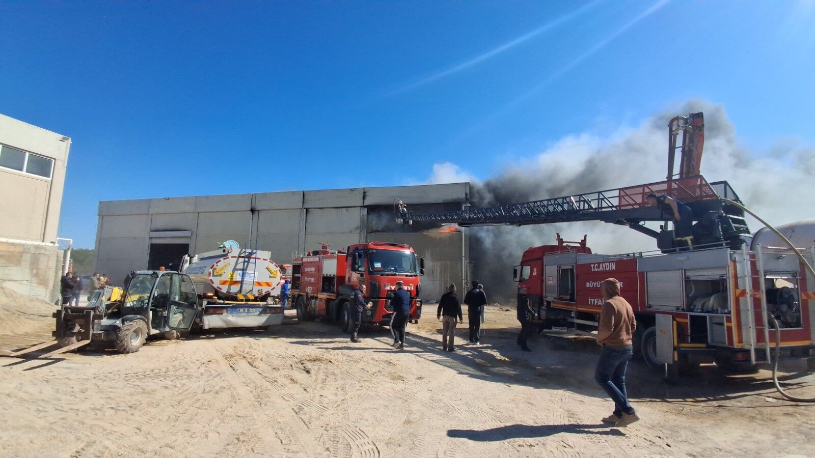 Aydın Didim'de Sanayi Sitesinde Yangın! (3)