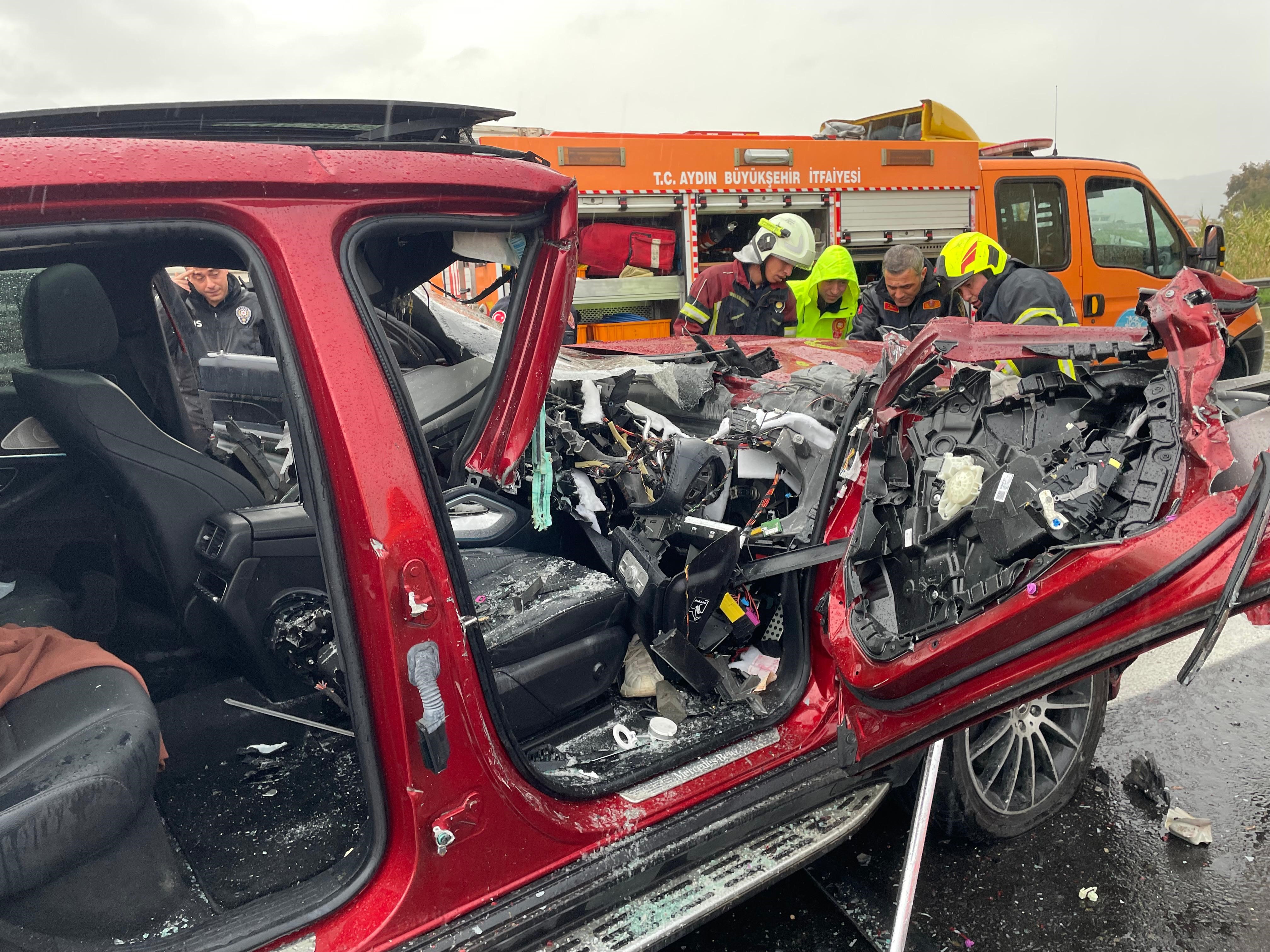 Aydın İzmir Otoyolu'nda Tıra Arkadan Çarpan Lüks Otomobil Hurdaya Döndü (4)