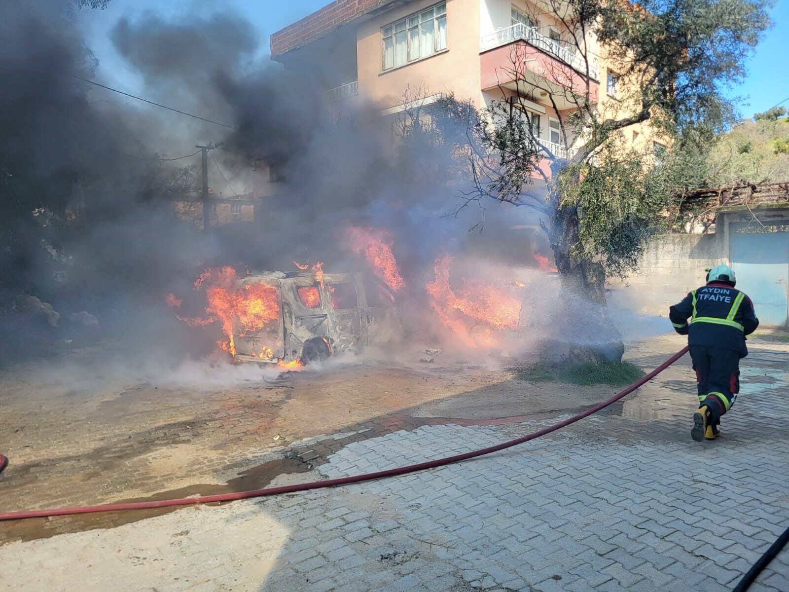 Aydın Nazilli’de Otomobil Yangın! Saniyeler Içerisinde Kül Oldu.. (2)