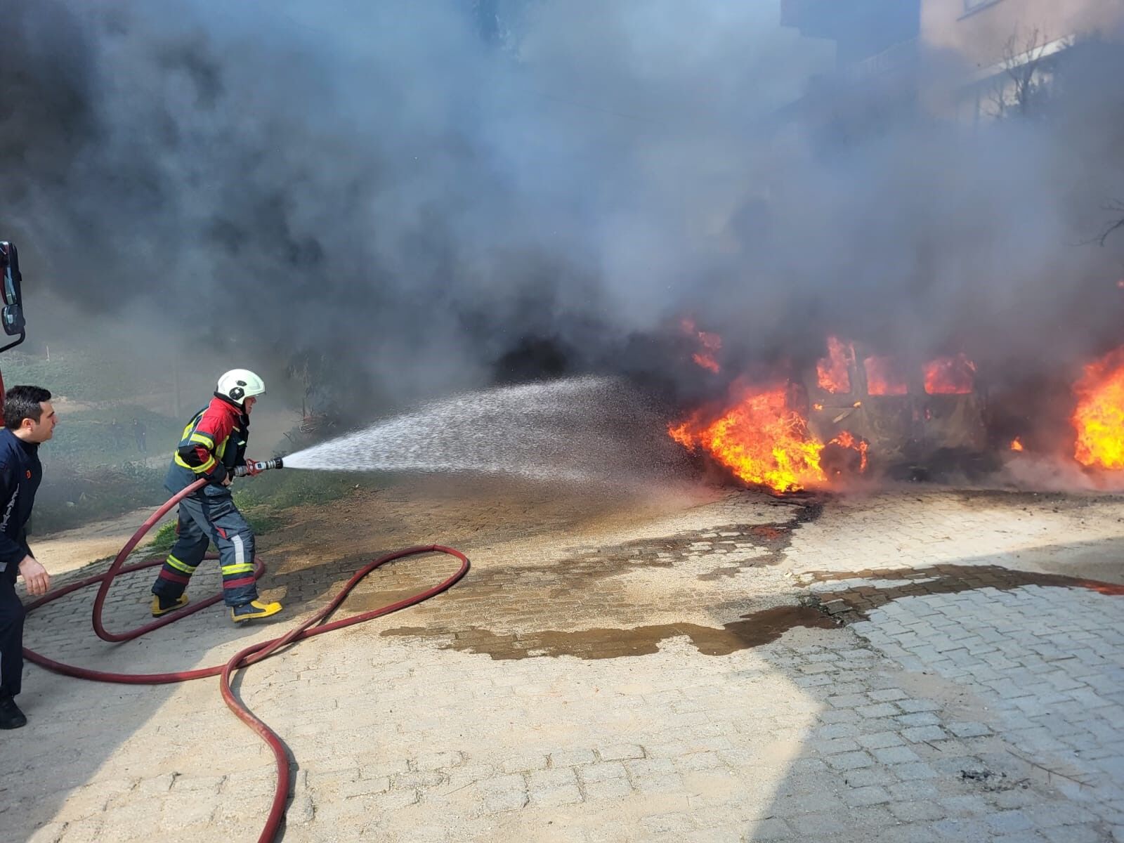 Aydın Nazilli’de Otomobil Yangın! Saniyeler Içerisinde Kül Oldu.. (3)