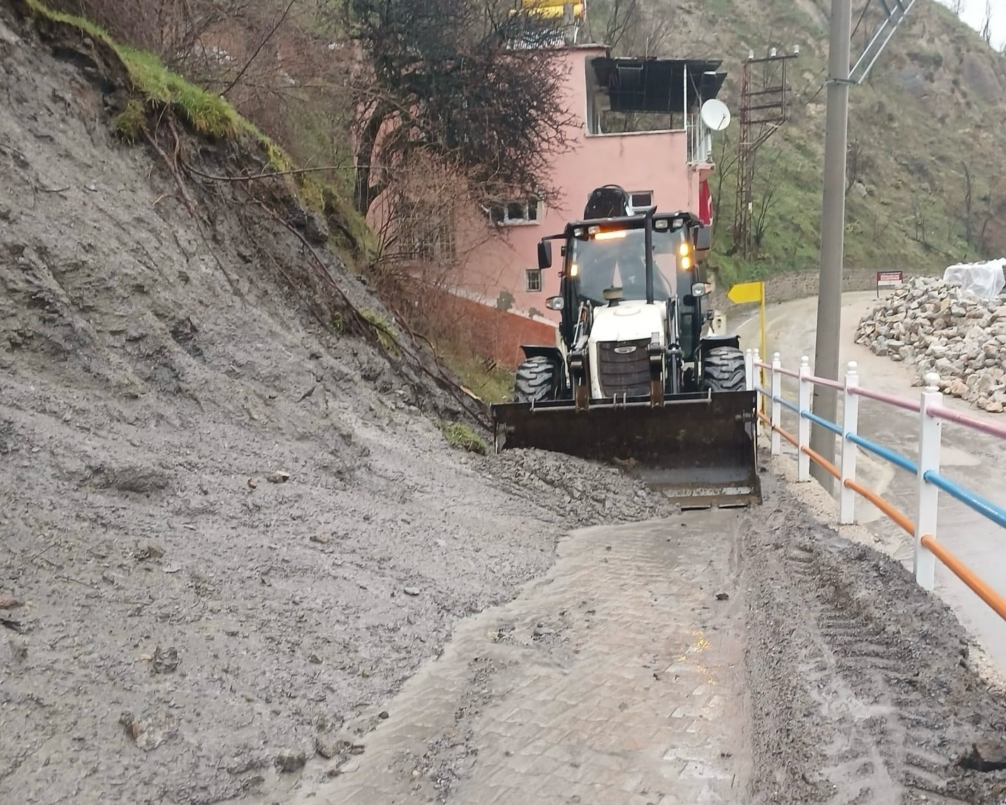 Babadağ Beledi̇yesi̇’nden Heyelan Ve Kaya Düşmesi̇ne Aninda Müdahale (3)
