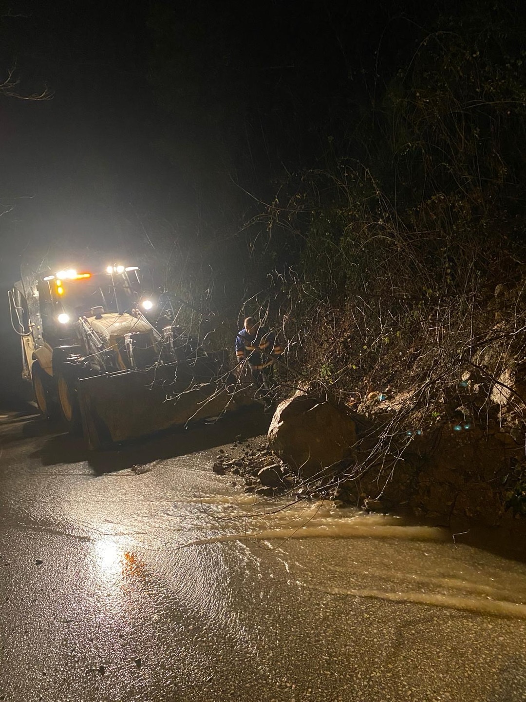 Babadağ Beledi̇yesi̇’nden Heyelan Ve Kaya Düşmesi̇ne Aninda Müdahale (4)