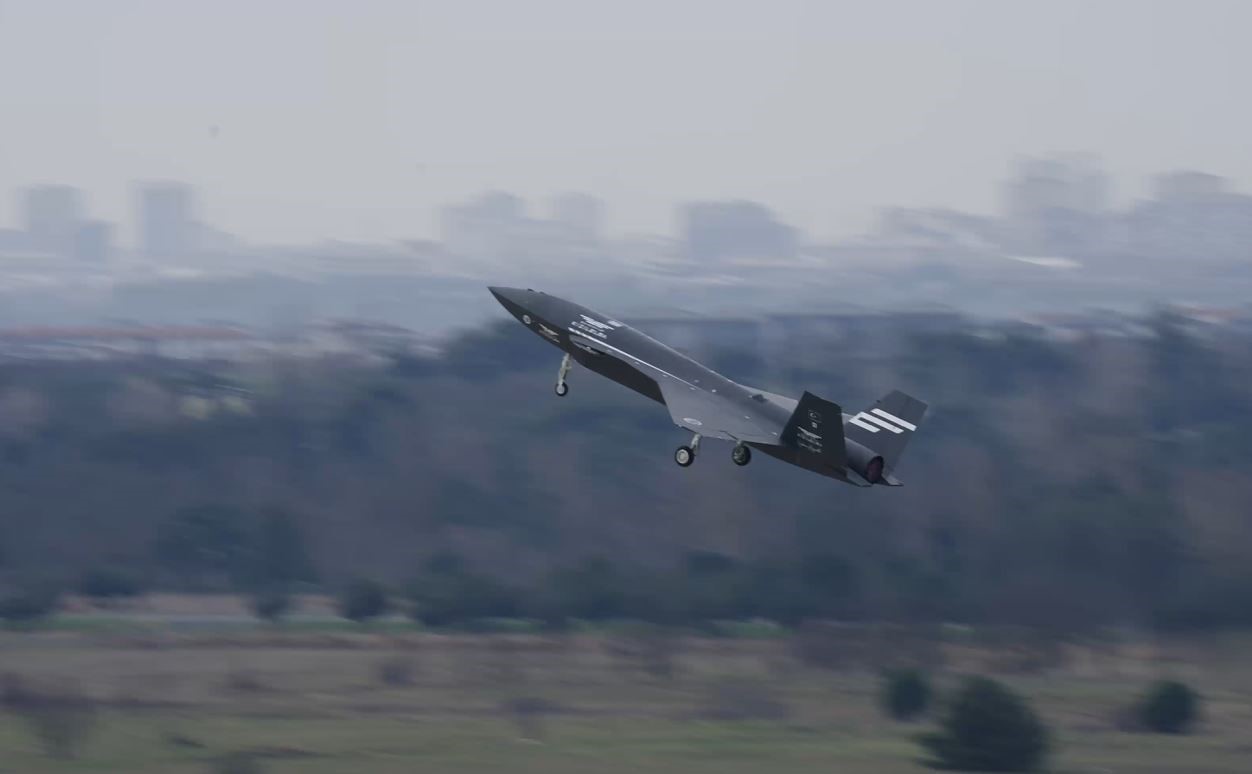 Bayraktar Kizilelma Eğitim Uçuşunu Başarıyla Tamamladı (3)