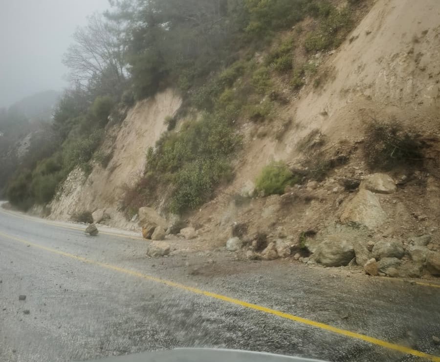 Buldan'da Toprak Kayması Yolları Kapattı (2)