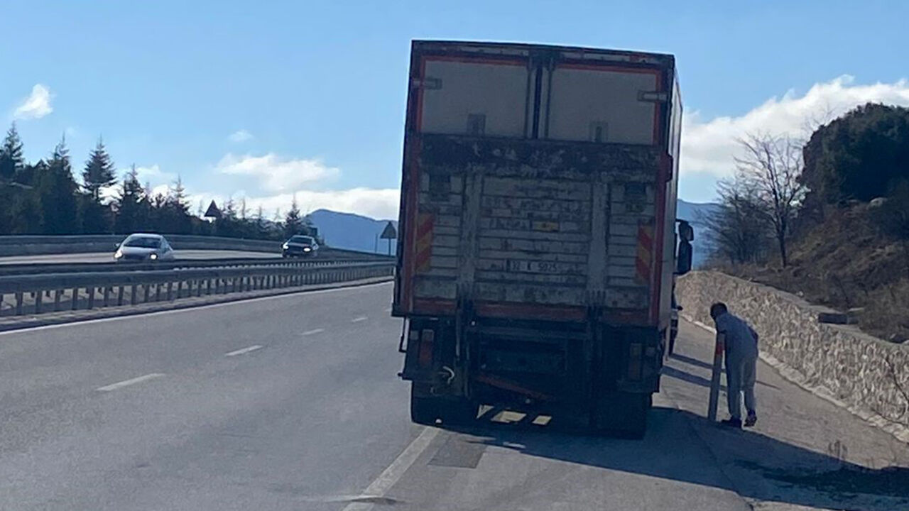 Burdur Antalya Kara Yolunda Kaza! Tır Ile Otomobil Çarpıştı.. (2)