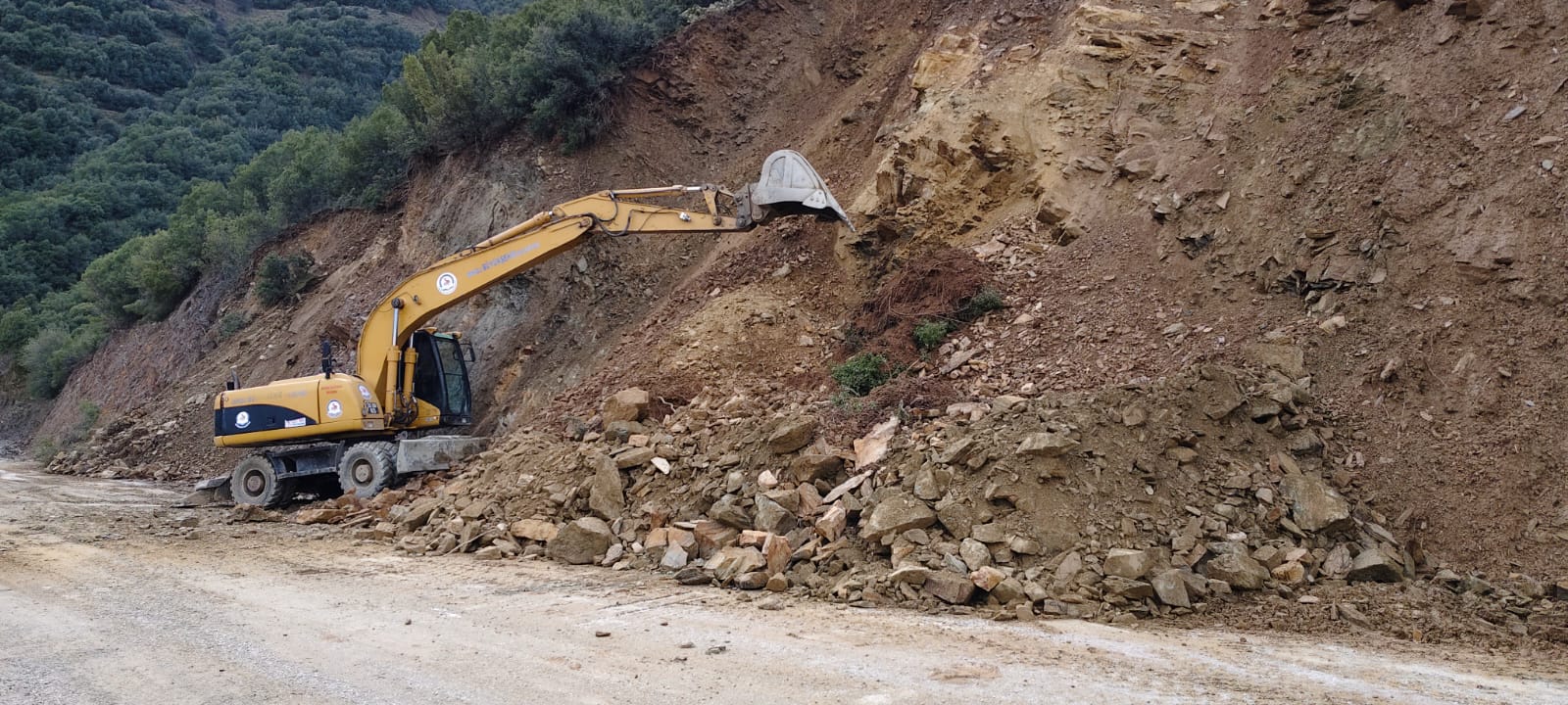 Büyükşehir Ekiplerinden Buldan Ve Babadağ’da Riskli Yollarda Çalışma (2)
