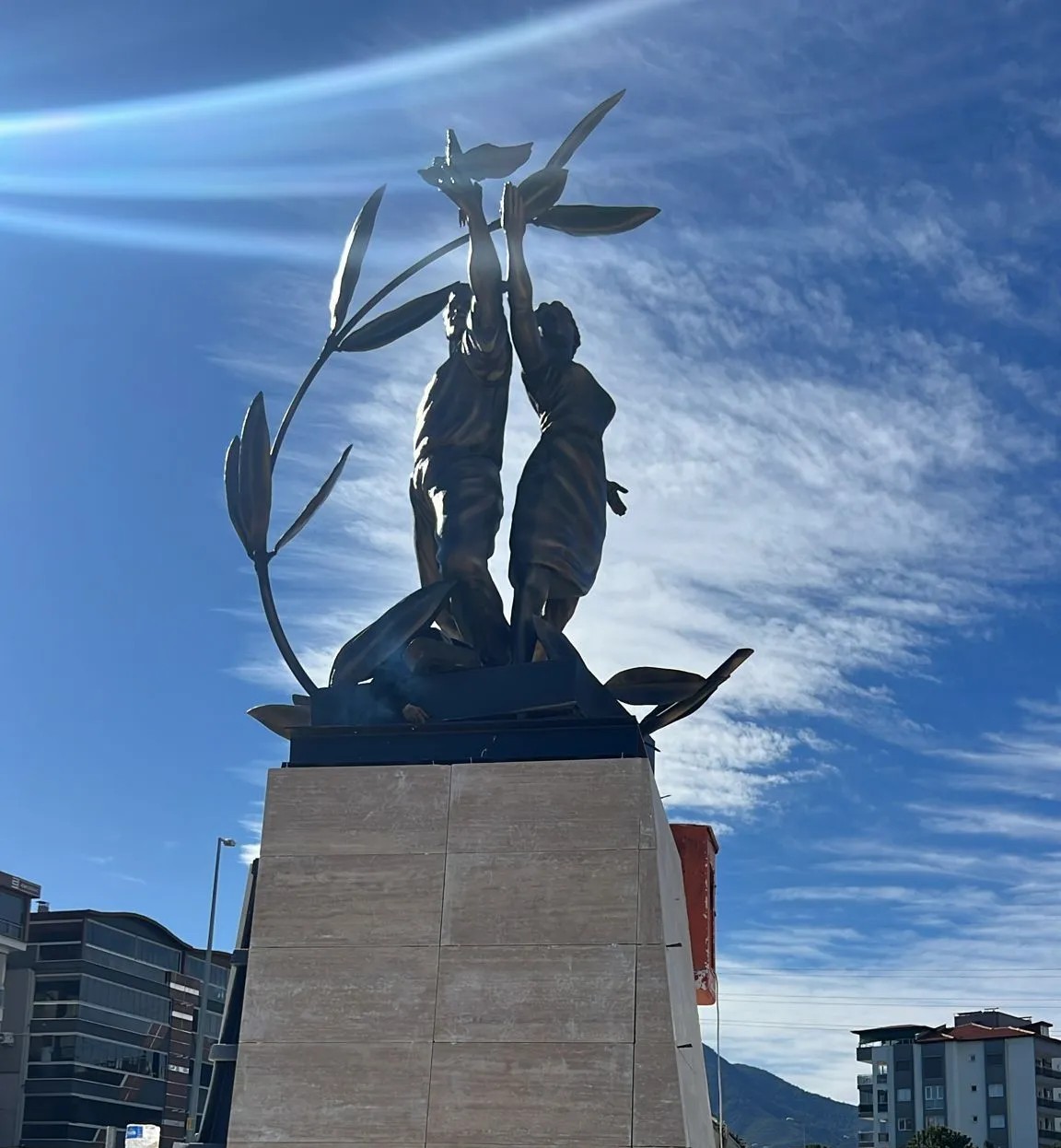 Demokrasi Anıtı Kaideye Yerleşti, Meydan Yenilendi!