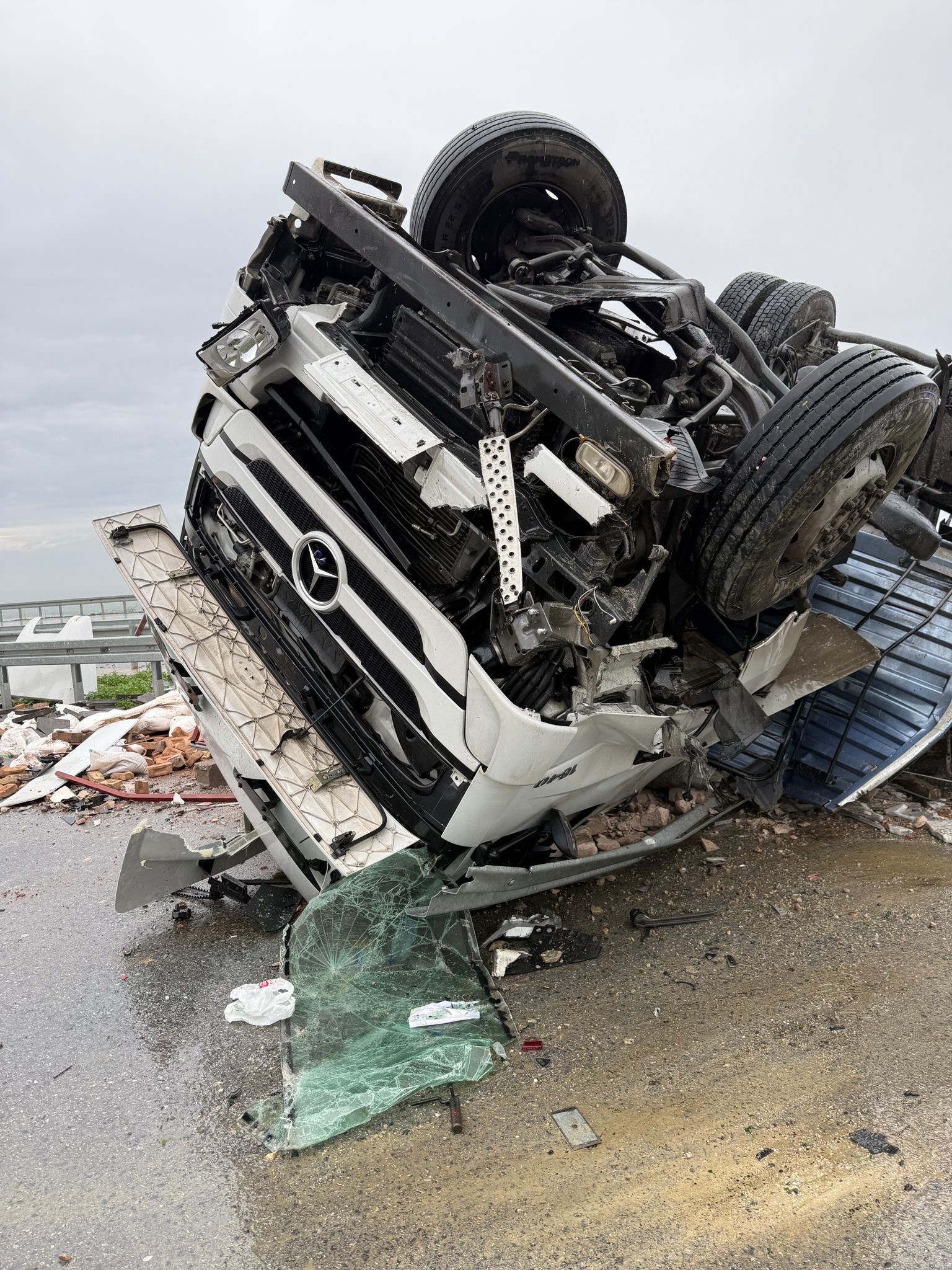 Denizli Aydın Otoyolunda Kaza! Tır Ters Döndü... (1)