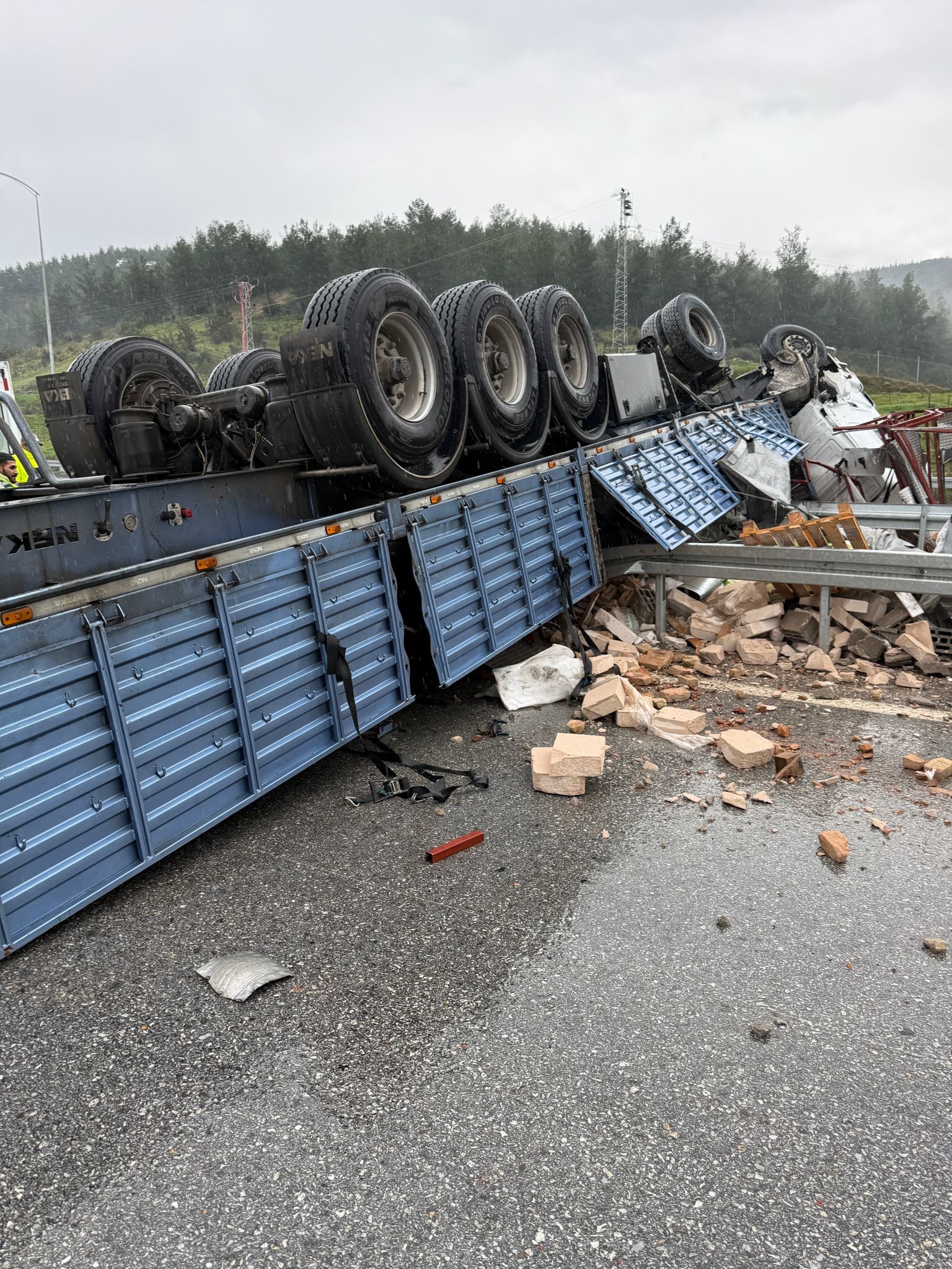 Denizli Aydın Otoyolunda Kaza! Tır Ters Döndü... (2)