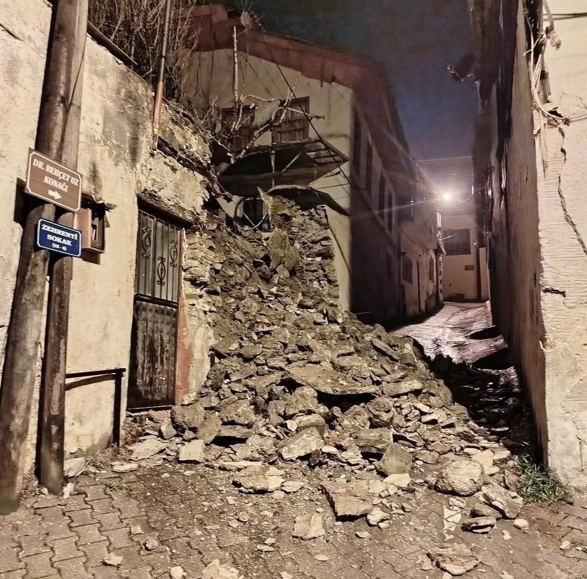 Denizli Haber Istinad Duvarı Yıkıldı (1)