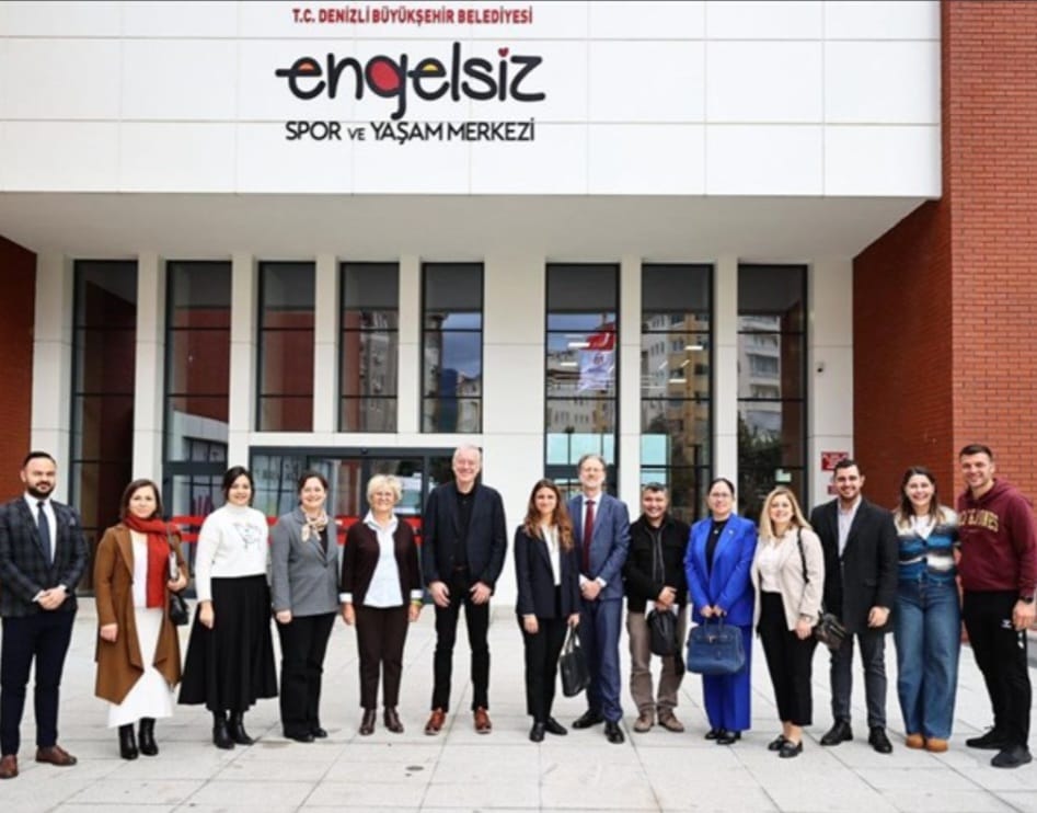 Deni̇zli̇ Üç Avrupa Başkenti̇ İle Demokrasi̇ İçi̇n Yarişiyor! (1)