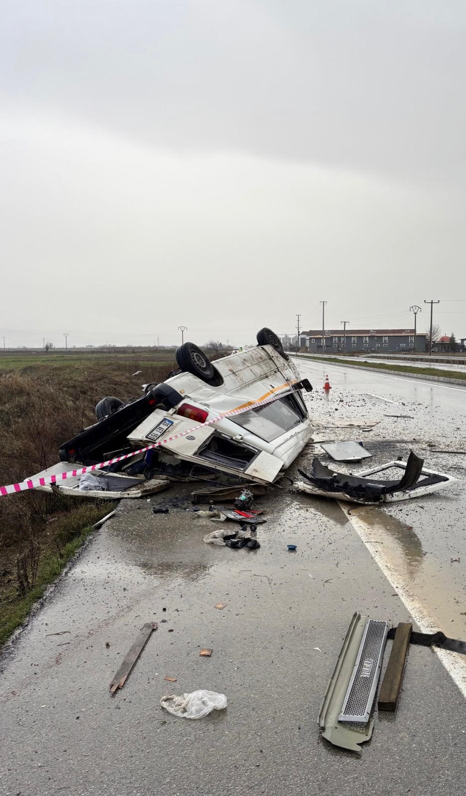 Denizli Uşak Karayolunda Taklalar Atan Transit Hurdaya Döndü! (1)