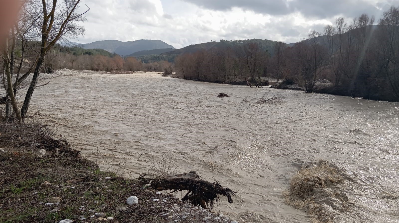 Denizli’de Aşırı Yağışla Su Seviyesi Artan Derelerde Köprüler Zarar Gördü (3)