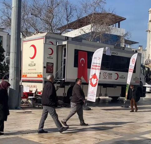 Denizli’de Bayramyeri Meydanı’na Kızılay’ın Kan Bağış Aracı Geri Döndü (1)