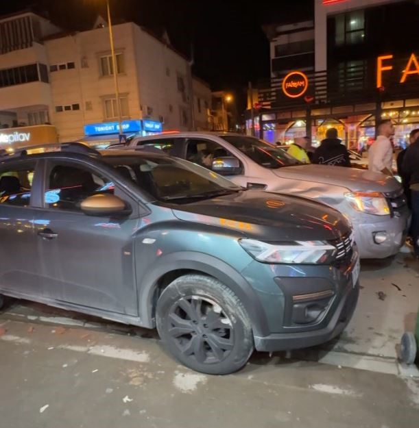 Denizli'de Bir Garip Kaza! Aniden Hareket Eden Otomobil Yaya Ve Araçların Arasına Daldı... (3)