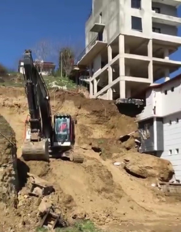 Denizli'de Inşaat Kazısından Kopan Kaya Binanın Üzerine Düştü (2)