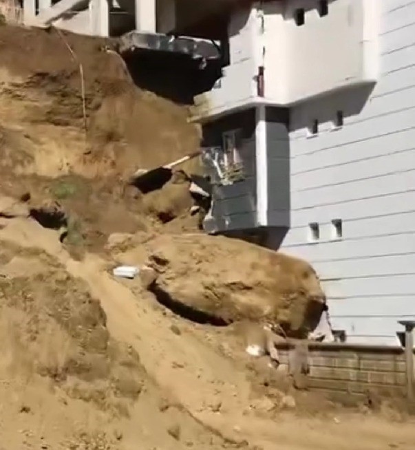 Denizli'de Inşaat Kazısından Kopan Kaya Binanın Üzerine Düştü (3)