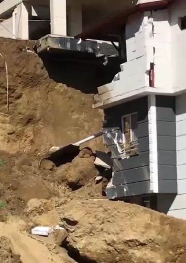 Denizli'de Inşaat Kazısından Kopan Kaya Binanın Üzerine Düştü (4)