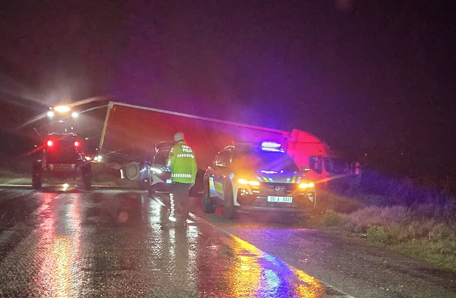 Denizli'de Kaza! Tır Şarampole Uçtu Haber (2)