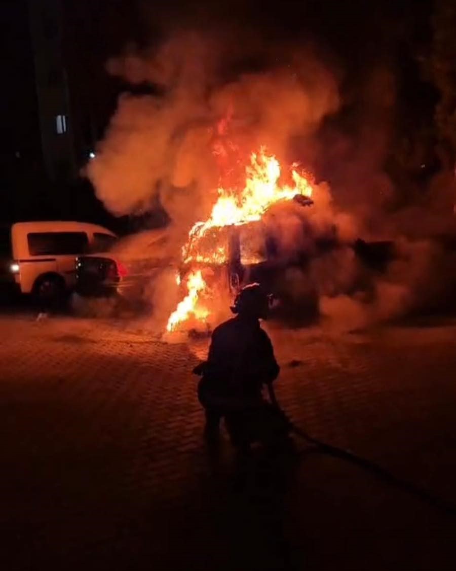 Denizli’de Park Halindeki Araç Alev Alev Yandı (1)