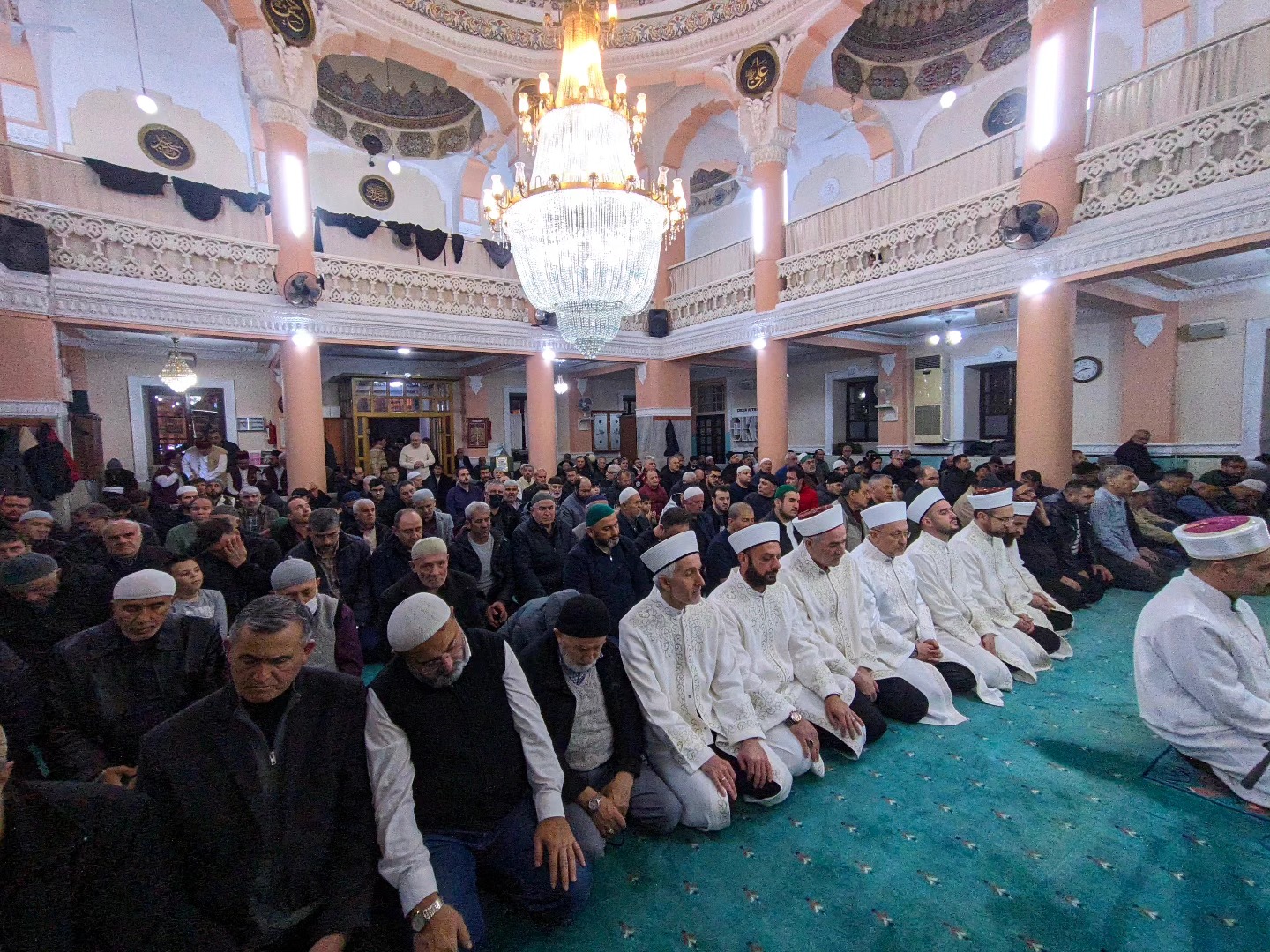Denizli’de Ramazan’ın Ilk Gecesi! Delikliçınar Camii Doldu Taştı! (1)