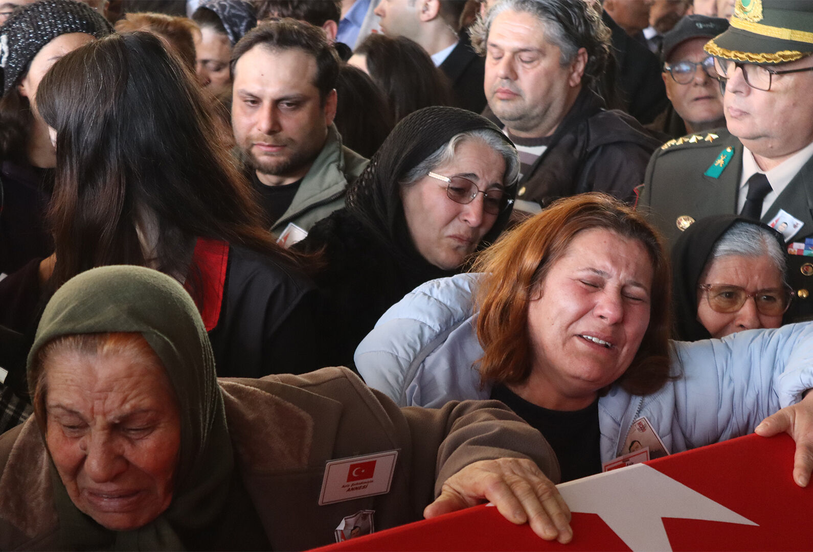 Düşen F 16 Savaş Uçağında Şehit Olan Pilot Binbaşı İbrahim Bolat'ın İzmir'deki Evinde Yas (1)-1