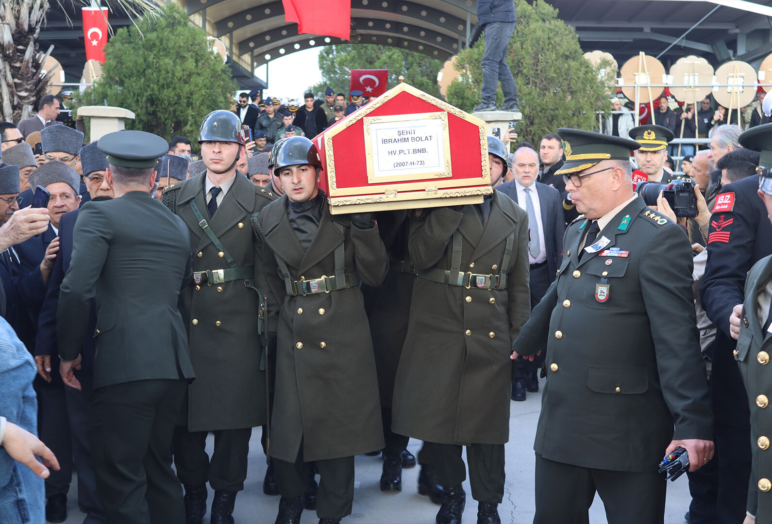 Düşen F 16 Savaş Uçağında Şehit Olan Pilot Binbaşı İbrahim Bolat'ın İzmir'deki Evinde Yas (3)-1