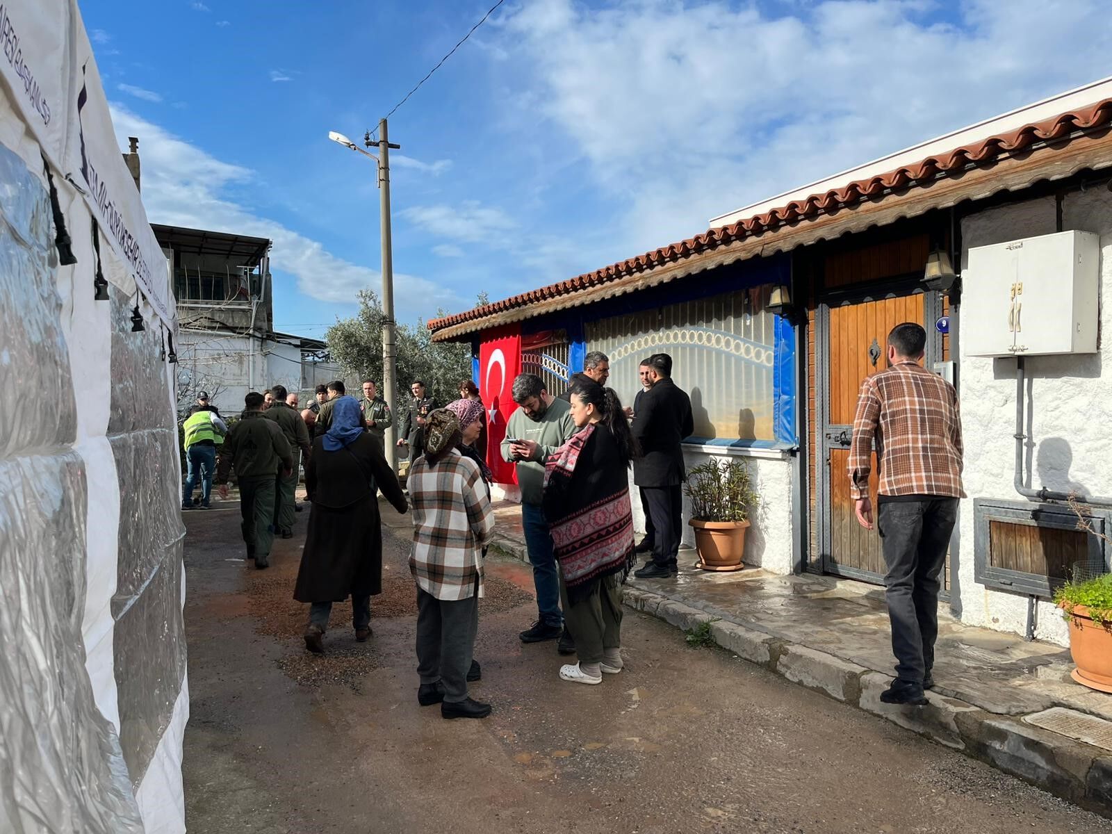 Düşen F 16 Savaş Uçağında Şehit Olan Pilot Binbaşı İbrahim Bolat'ın İzmir'deki Evinde Yas (3)