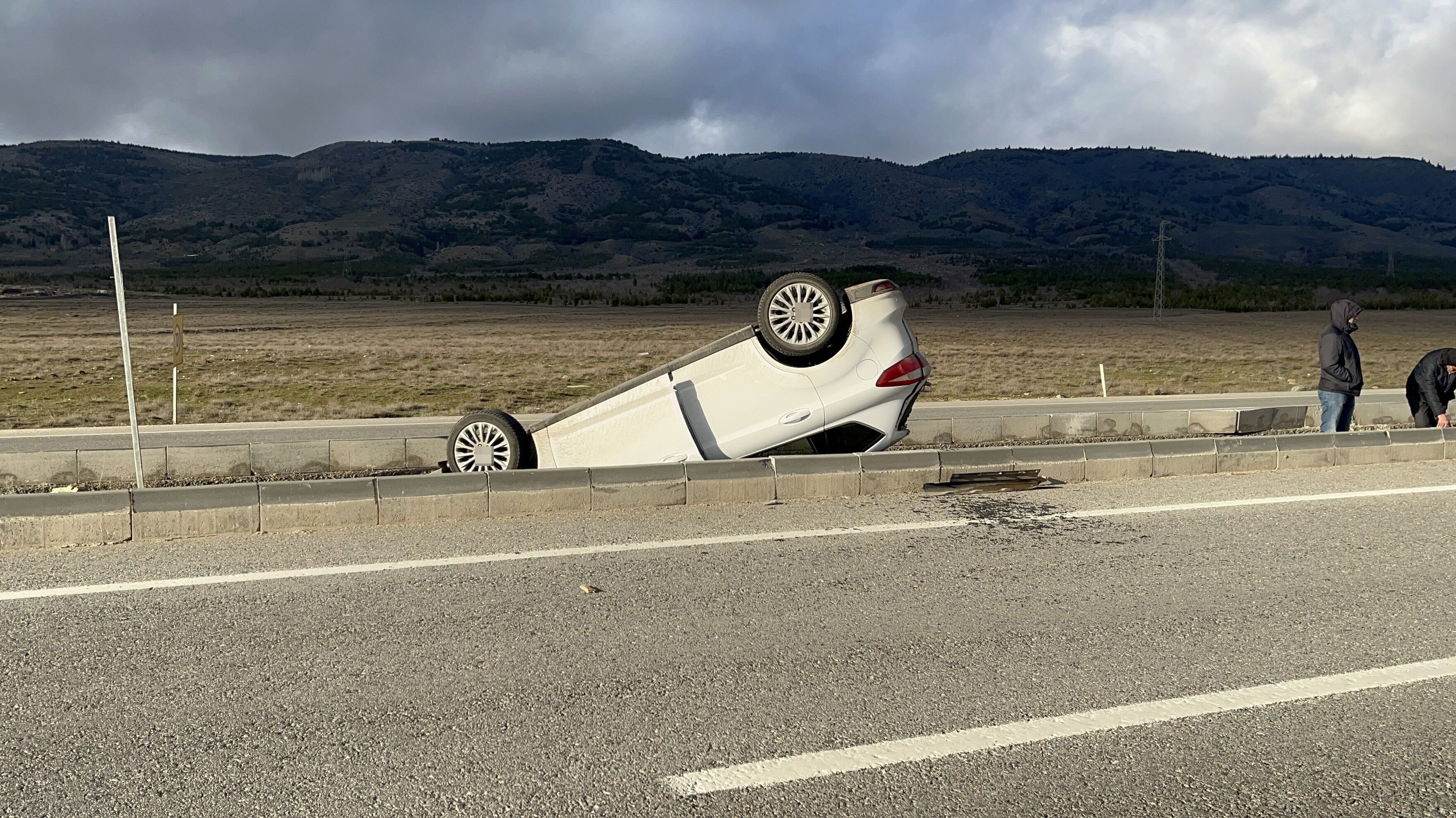Eskişehir Sarıcakaya Yolunda Otomobil Takla Attı 5 Yaralı (2)