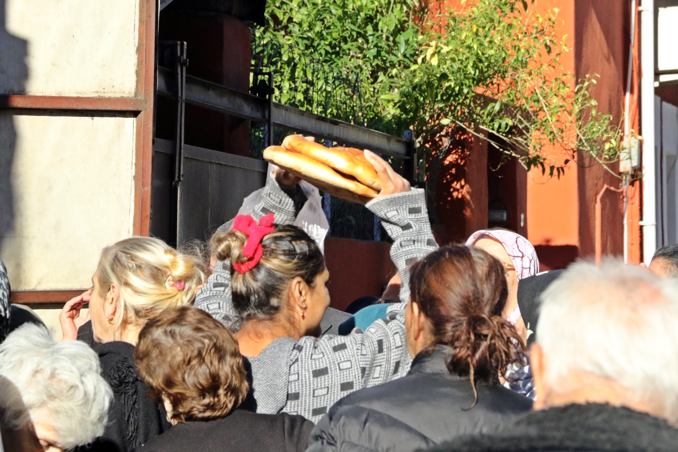 Gizli Hayırseverin Ücretsiz Pide Kuyruğu Antalya Denizli Haber (2)