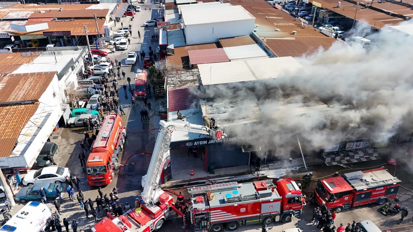 İzmir Buca'da Sanayi Sitesi'nde Iş Yeri Yangını! (2)