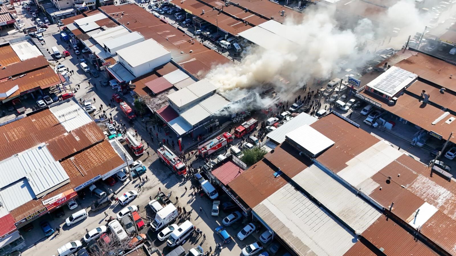 İzmir Buca'da Sanayi Sitesi'nde Iş Yeri Yangını! (5)