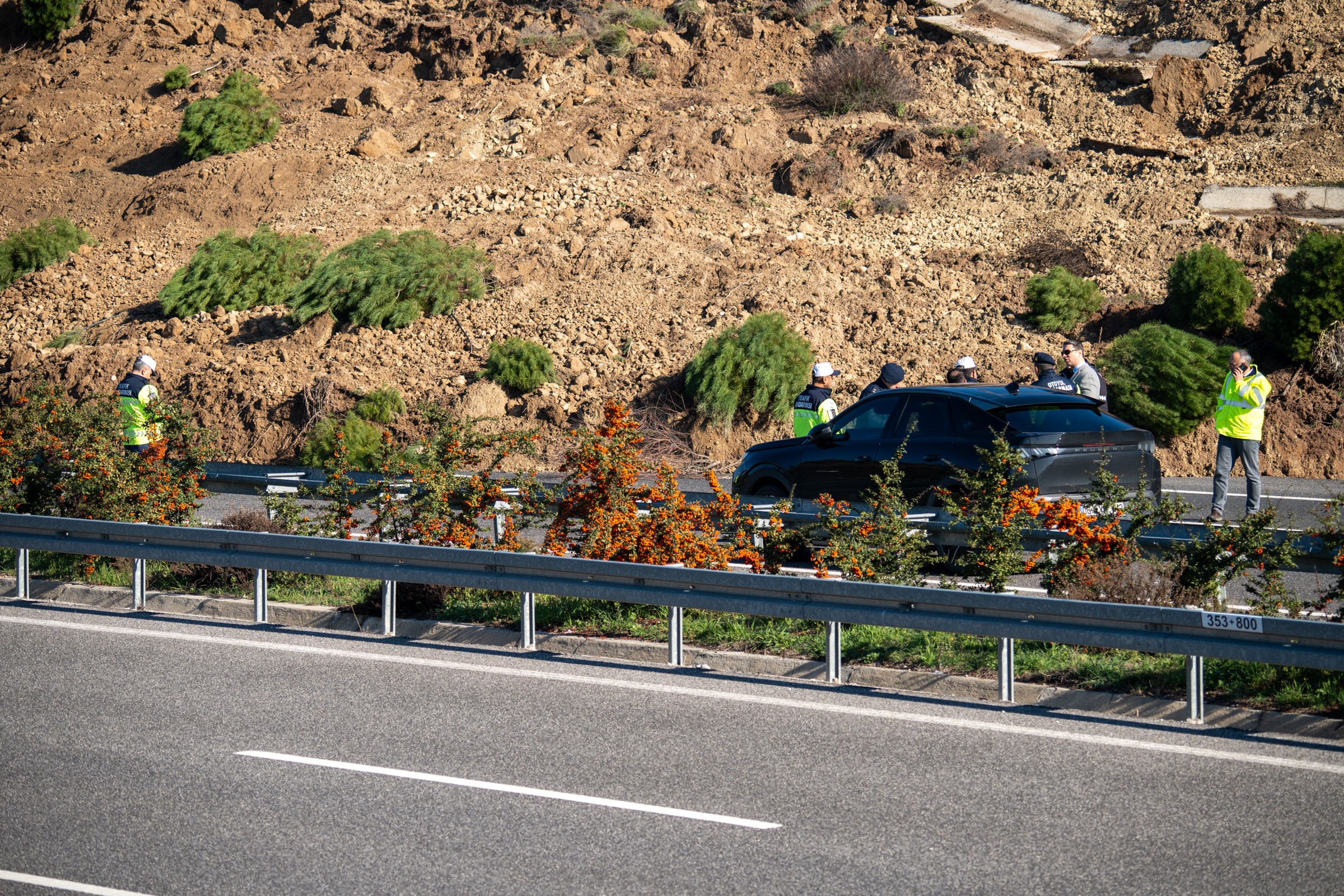 İzmir İstanbul Otoyolunda Korkutan Heyelan! Yol Kapandı... (7)
