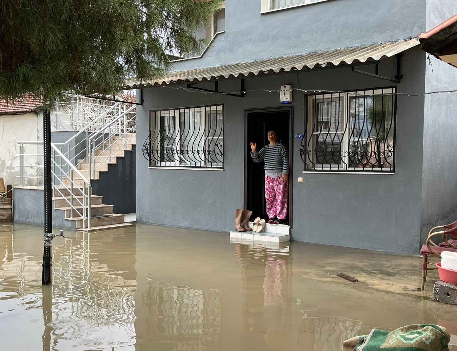 İzmir'de Dereler Taştı, Evleri Su Bastı! (1)