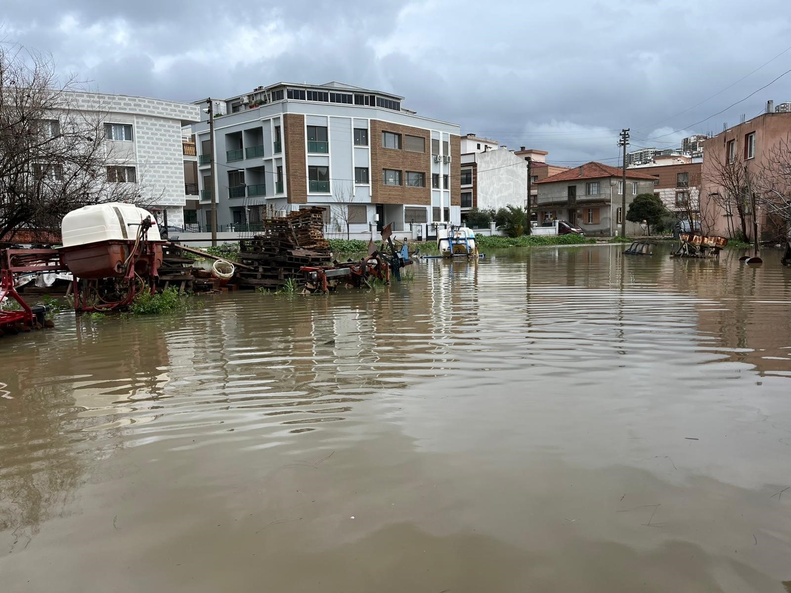 İzmir'de Dereler Taştı, Evleri Su Bastı! (2)