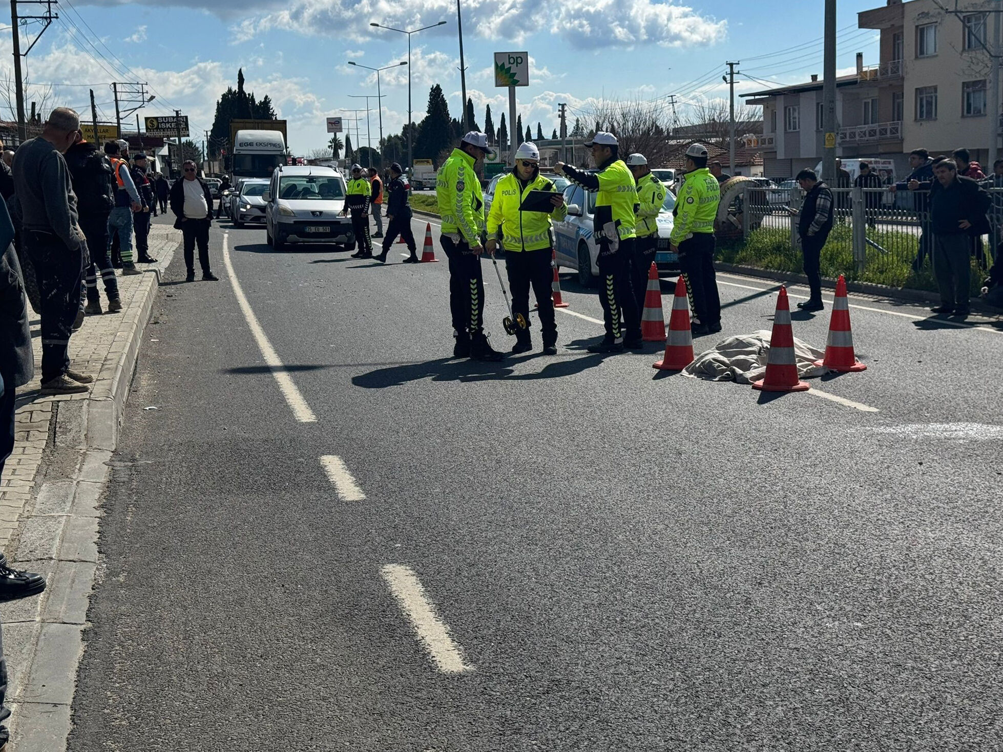 İzmir'de Korkunç Kaza! Yolun Karşına Geçmek Isteyen Kadın Can Verdi Izmir Trafik Kazası Kaza Haberleri Izmir (1)