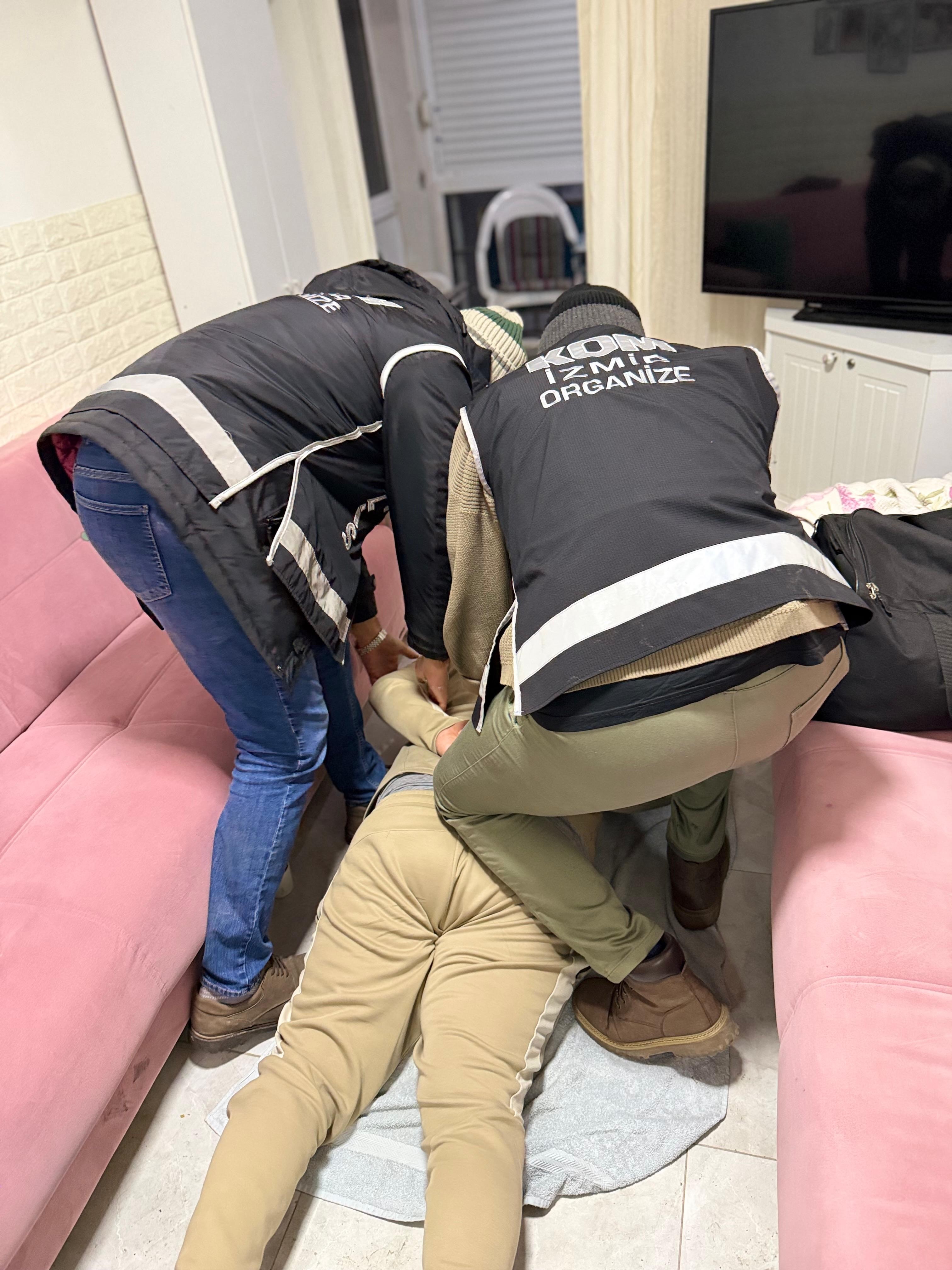 İzmir'de Suç Örgütü Üyesi Yakalandı (2)