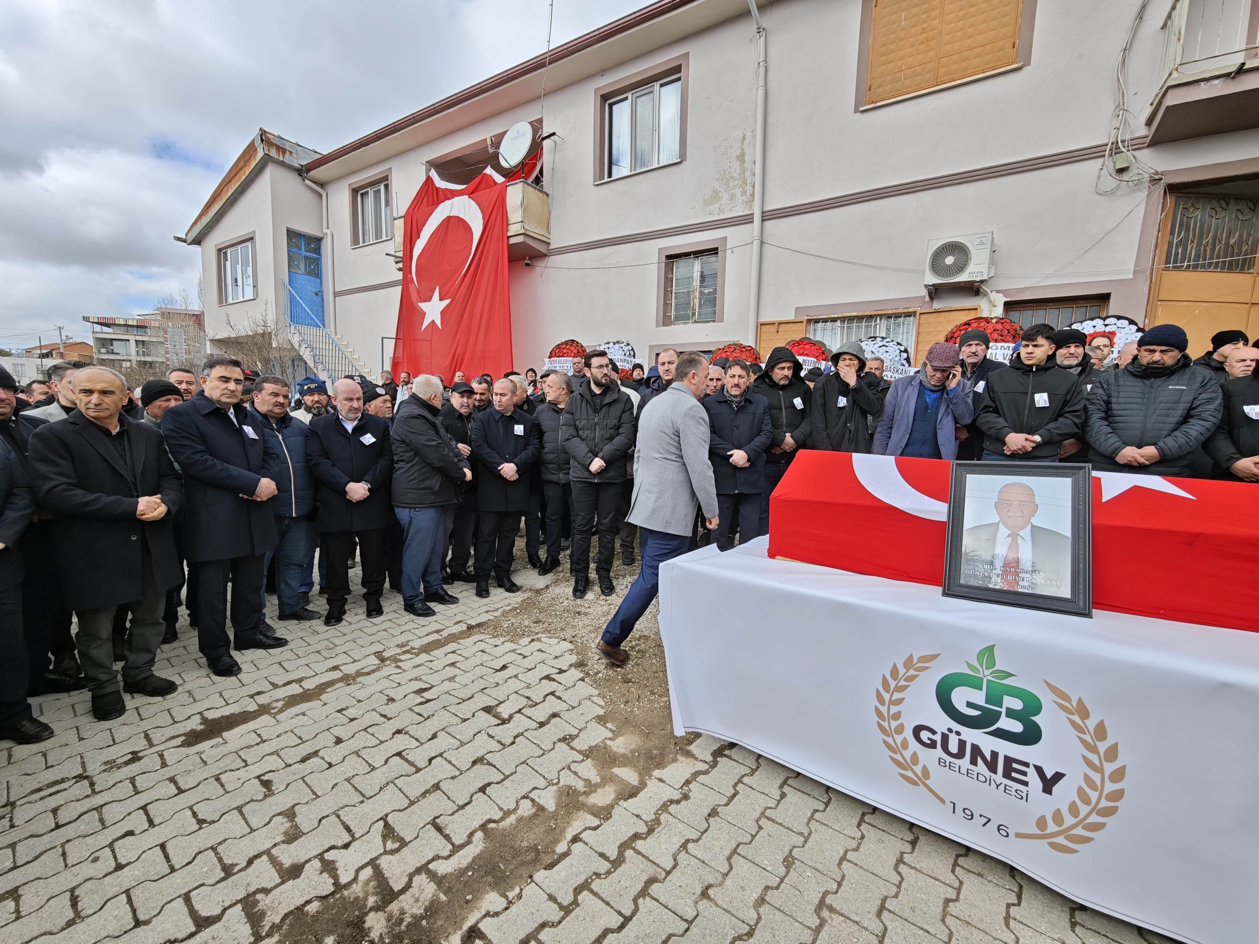 Kalp Krizi Sonrası Vefat Eden Güney Belde Belediye Başkanı Erol Karabacak Toprağa Verildi (1)