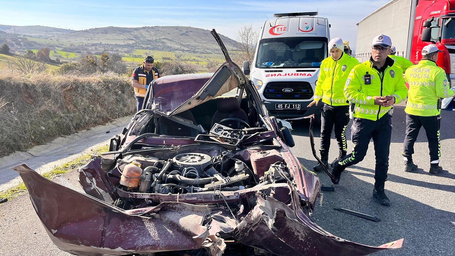 Manisa'da Akıl Almaz Kaza! Tıra Çarpıp Hurdaya Dönen Otomobil Sürücü.. (11)
