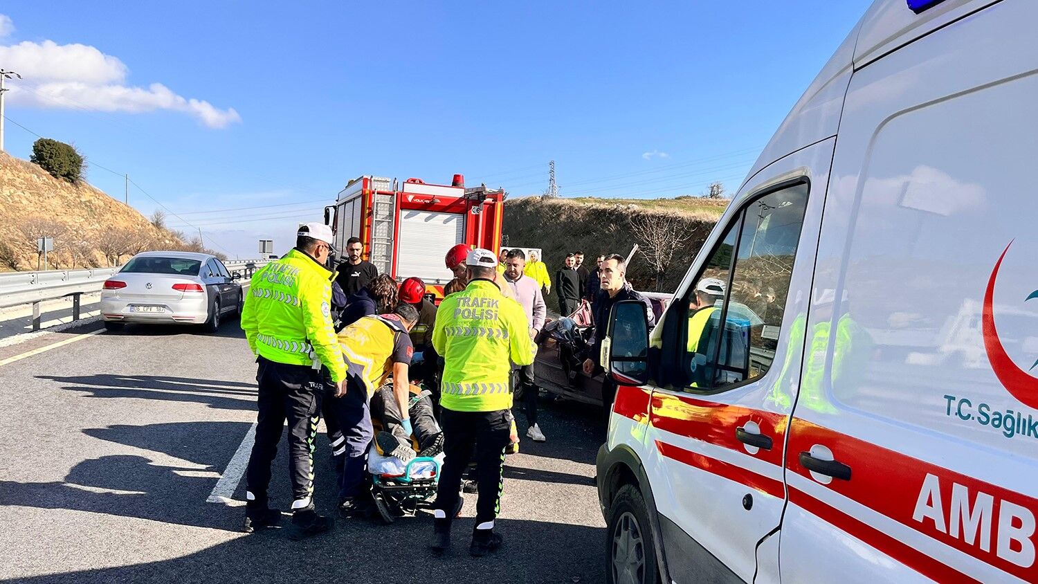 Manisa'da Akıl Almaz Kaza! Tıra Çarpıp Hurdaya Dönen Otomobil Sürücü.. (12)