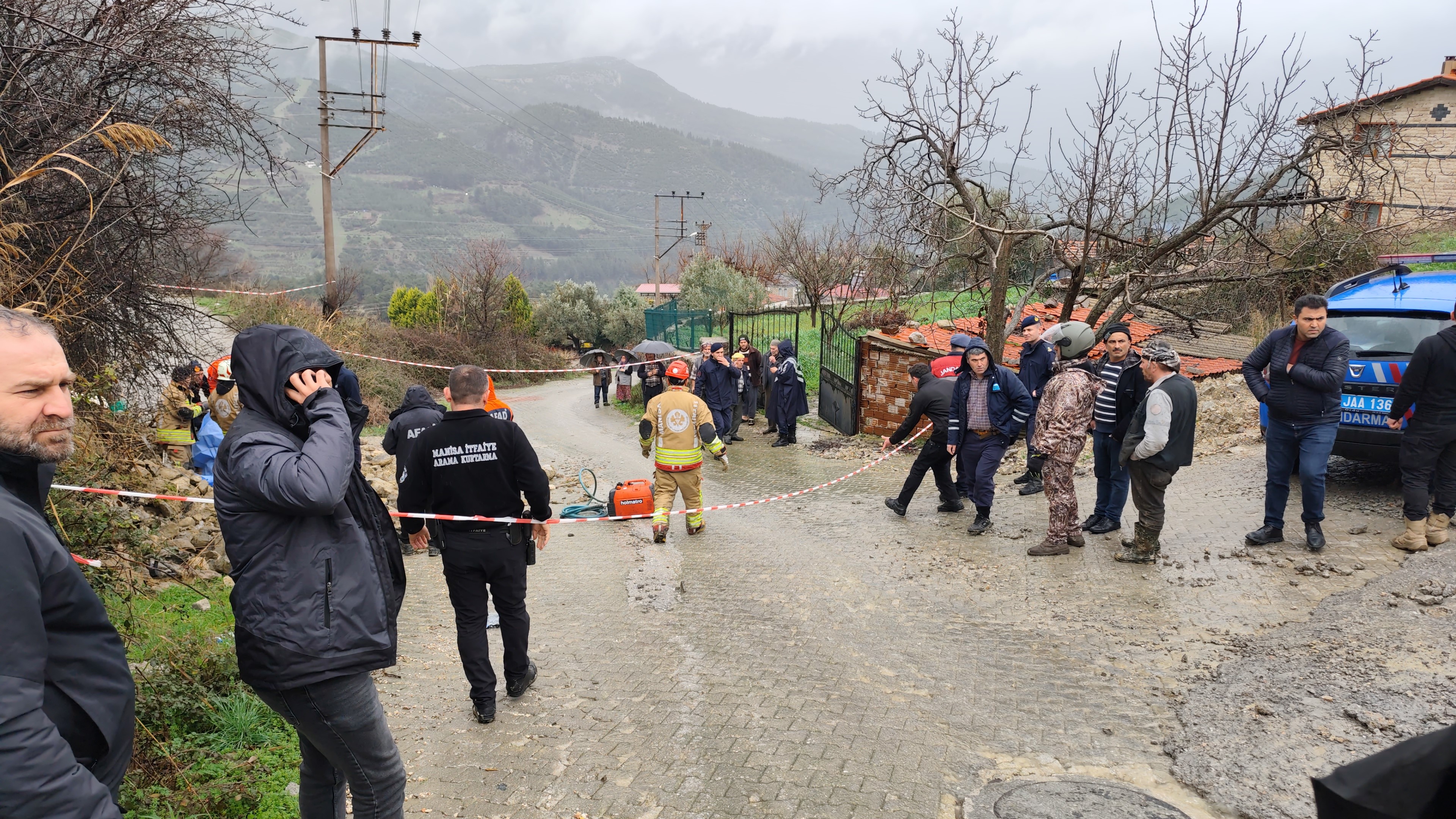 Manisa'da Aşırı Yağmur Can Aldı! Eski Muhtar Istinat Duvarının Altında.. (3)