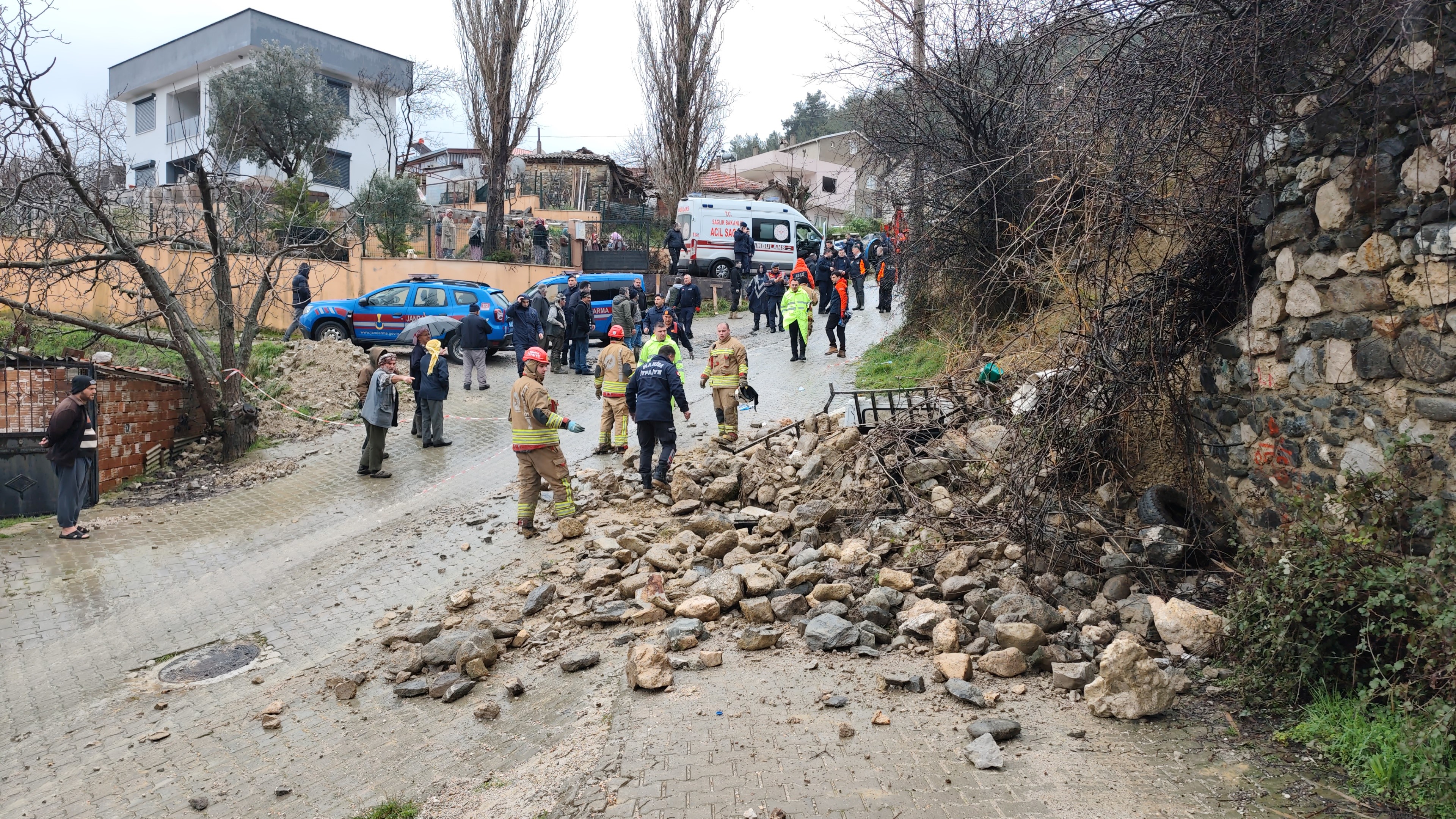 Manisa'da Aşırı Yağmur Can Aldı! Eski Muhtar Istinat Duvarının Altında.. (6)