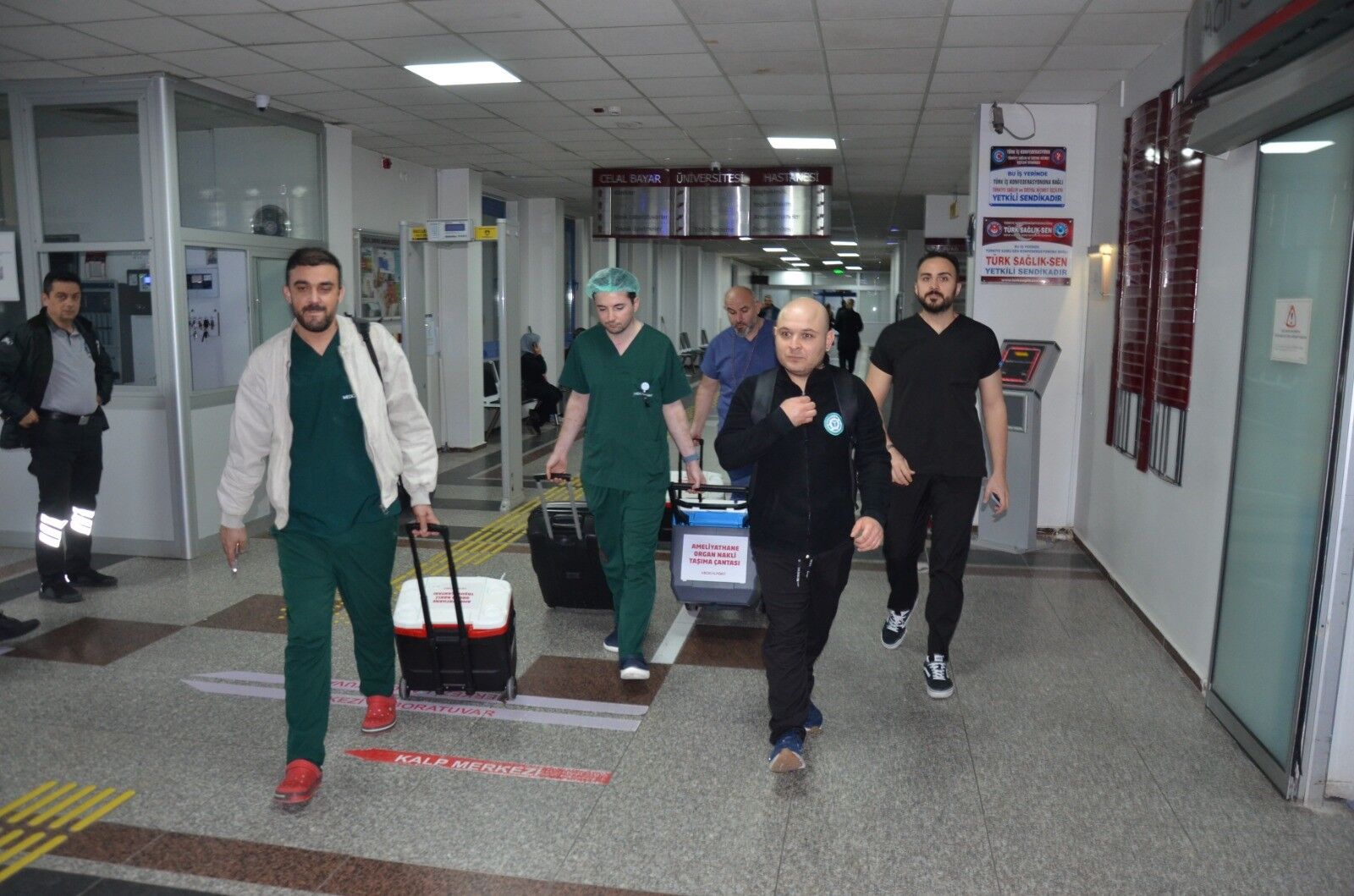 Manisa'da Beyin Ölümü Gerçekleşen Babanın Organları Denizli Ve İzmir'e Can Oldu.. (1)